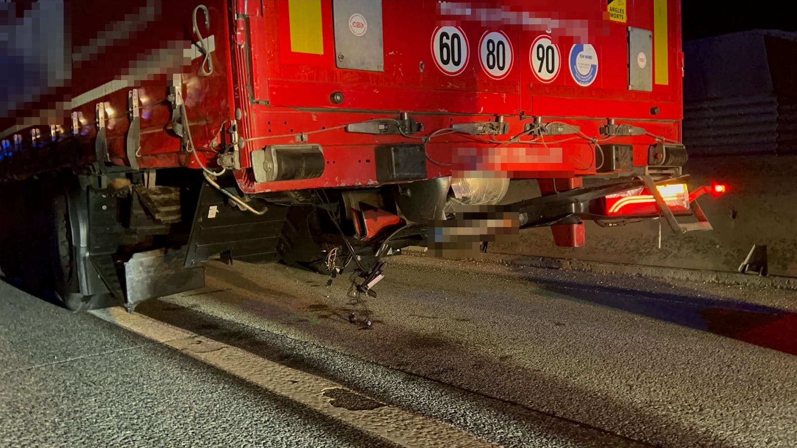 Der Auffahrunfall ereignete sich Dienstag auf der A1 in Fahrtrichtung Salzburg. Am Lkw lösten sich durch den Aufprall Teile.