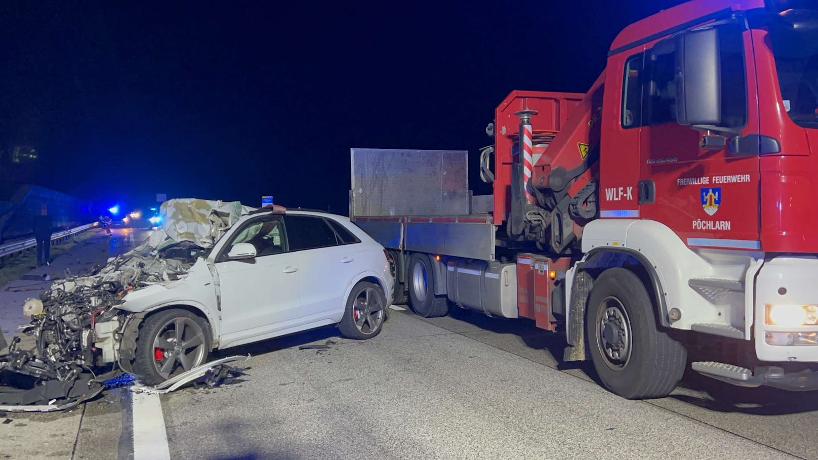 Der Auffahrunfall ereignete sich Dienstag auf der A1 in Fahrtrichtung Salzburg. Am Lkw lösten sich durch den Aufprall Teile.