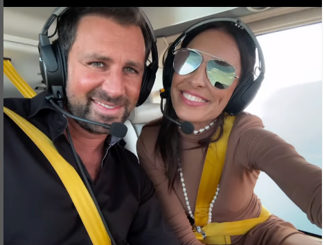 Tirols SP-Chef Georg Dornauer mit Freundin Alessia Ambrosi im Helikopter über dem Gardasee.