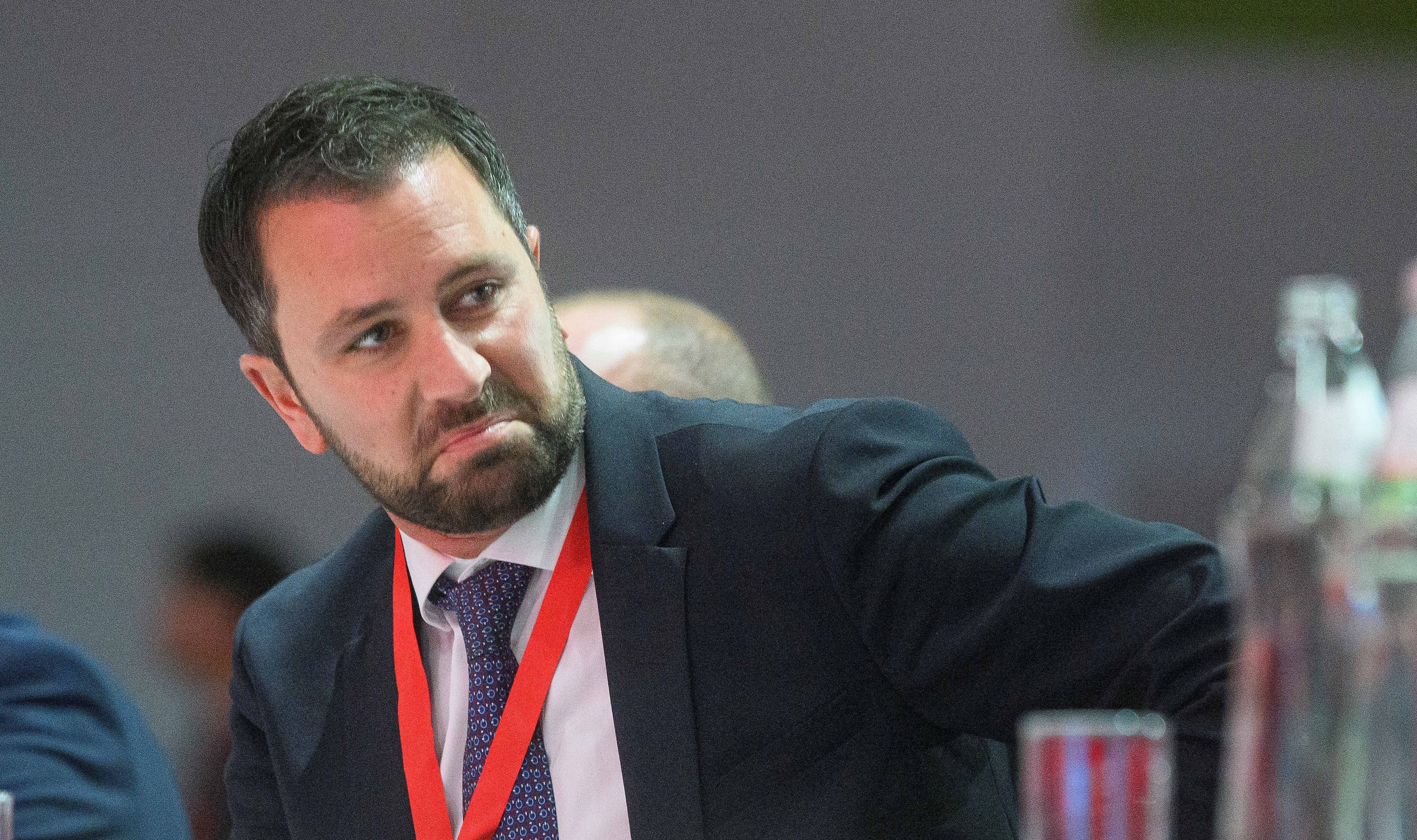 Der Tiroler SP-Chef und Landesvize Georg Dornauer ist wegen eines Jagdfotos mit Pleitier Benko unter Beschuss. Die Partei und ÖVP-Landeshauptmann Mattle setzen das Messer an.