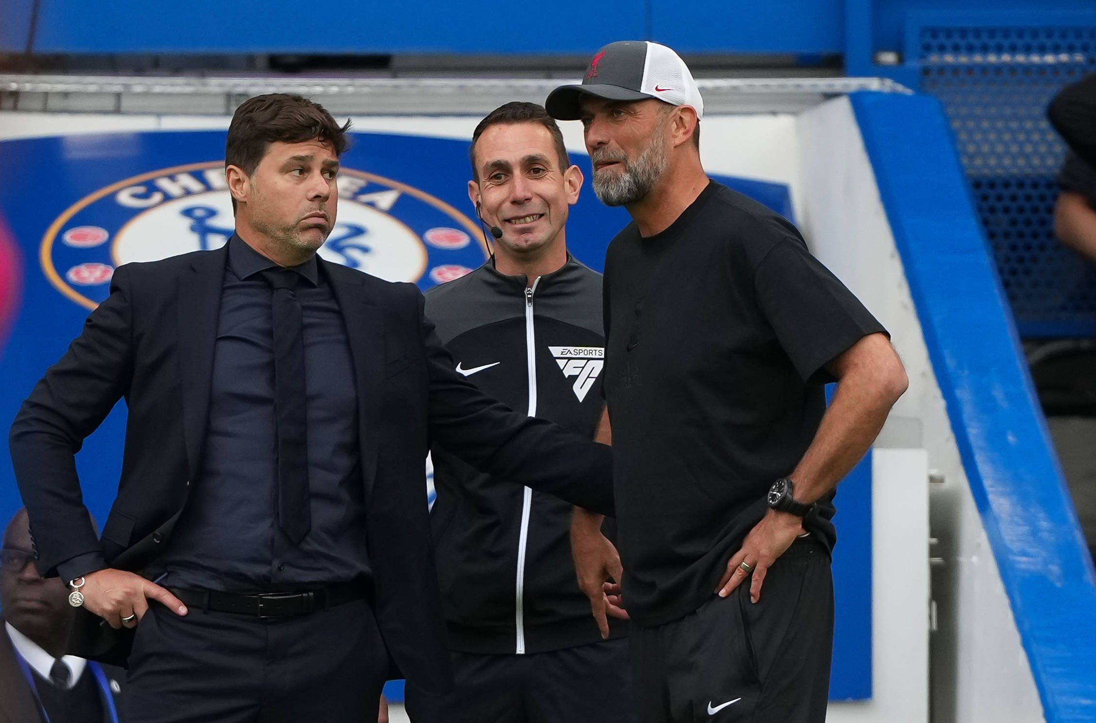 David Coote (m.) beleidigte Jürgen Klopp (r.).