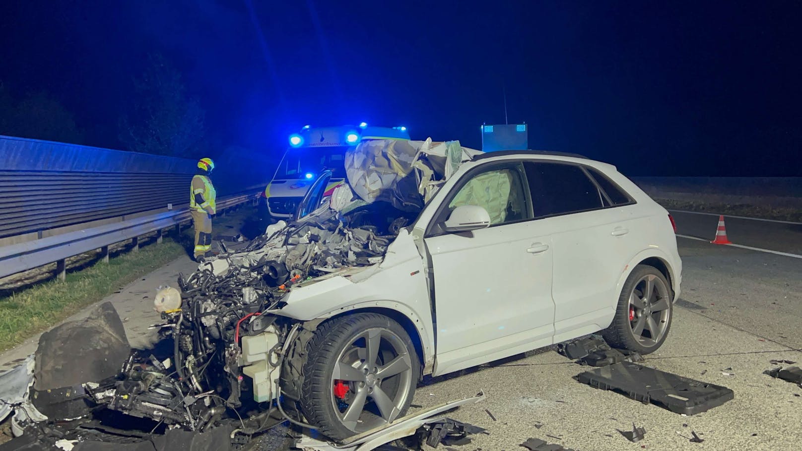 Der Auffahrunfall ereignete sich Dienstag auf der A1 in Fahrtrichtung Salzburg. Am Lkw lösten sich durch den Aufprall Teile.