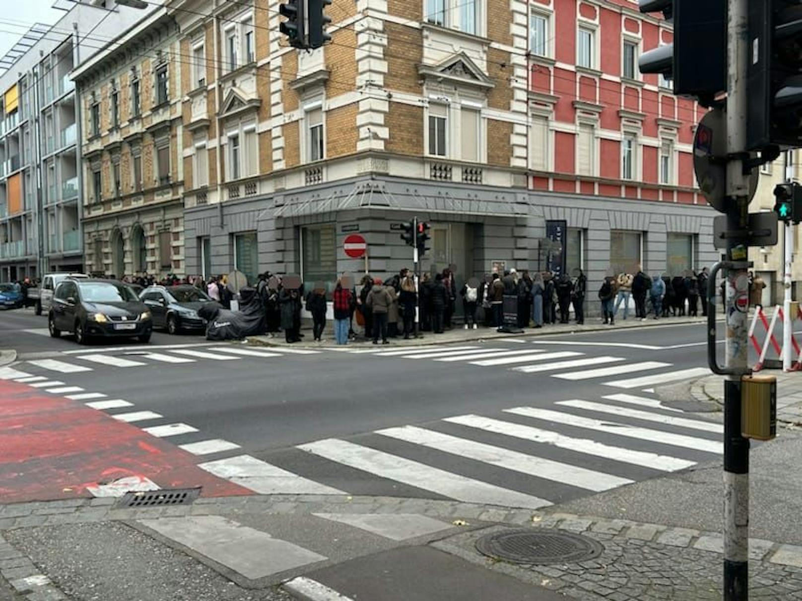 Dutzende Menschen stellten sich am Dienstagnachmittag an.