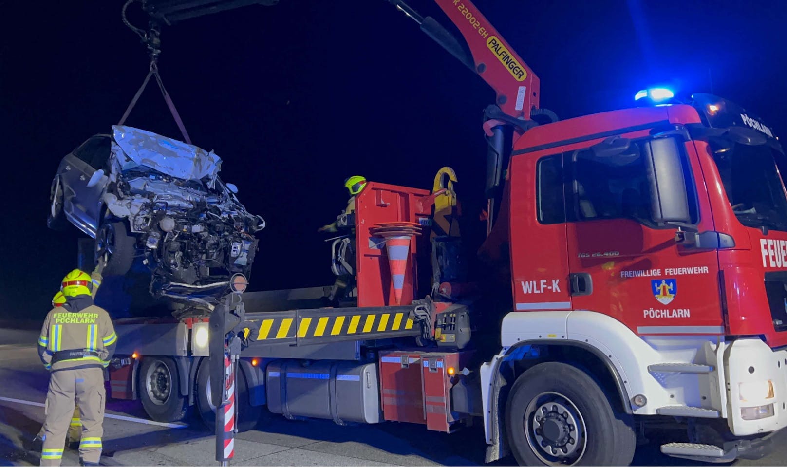 Der Auffahrunfall ereignete sich Dienstag auf der A1 in Fahrtrichtung Salzburg. Am Lkw lösten sich durch den Aufprall Teile.