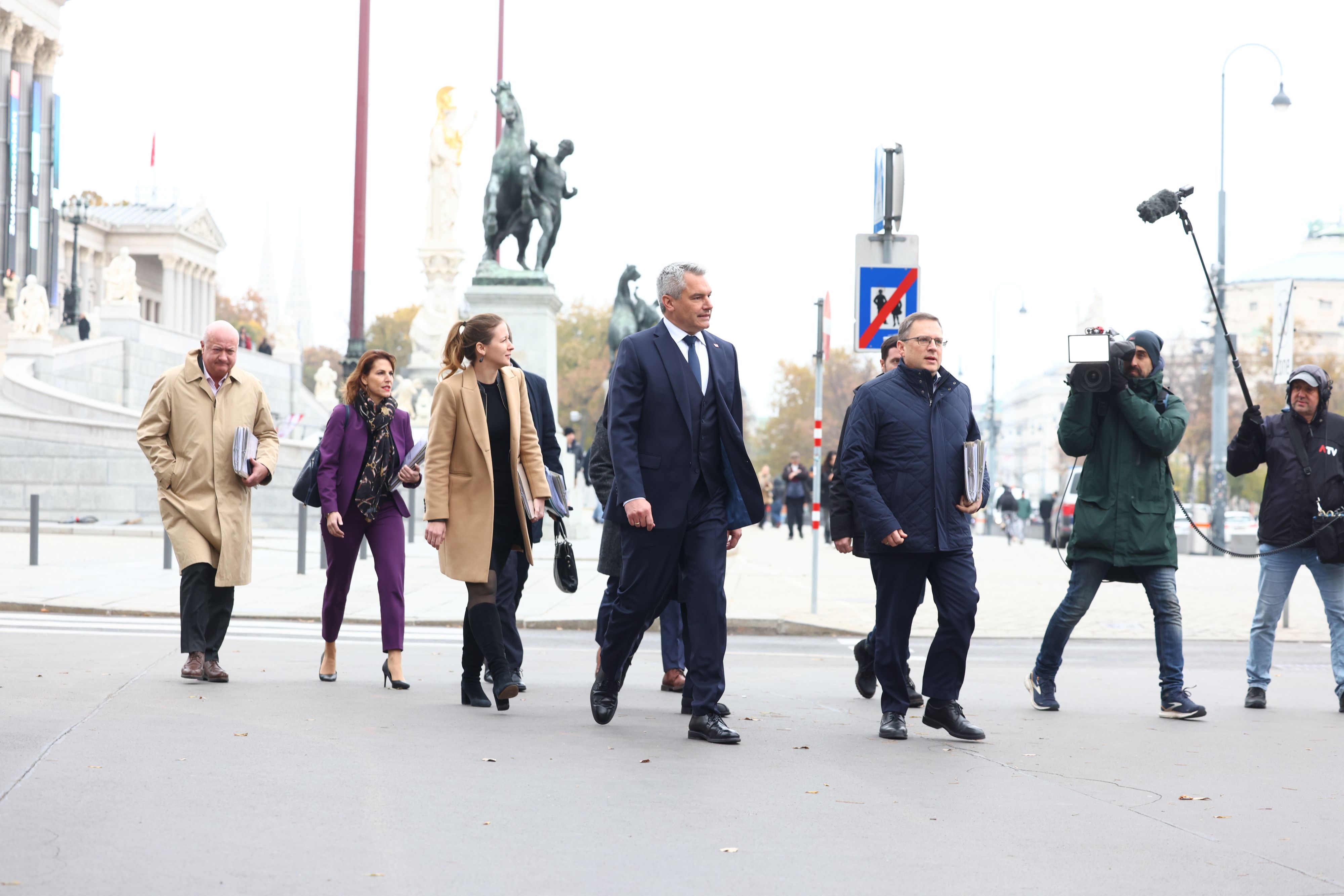 Bundeskanzler Karl nehammer gab auf seinem Weg zur Sondierungsrunde mit der SPÖ ein Statement ab.