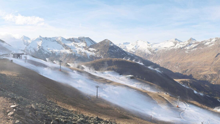 Die Schneekanonen laufen auf Hochtouren