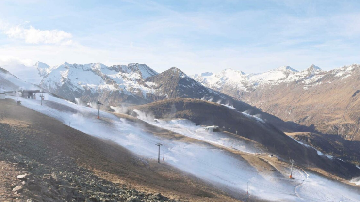 Die Schneekanonen laufen auf Hochtouren