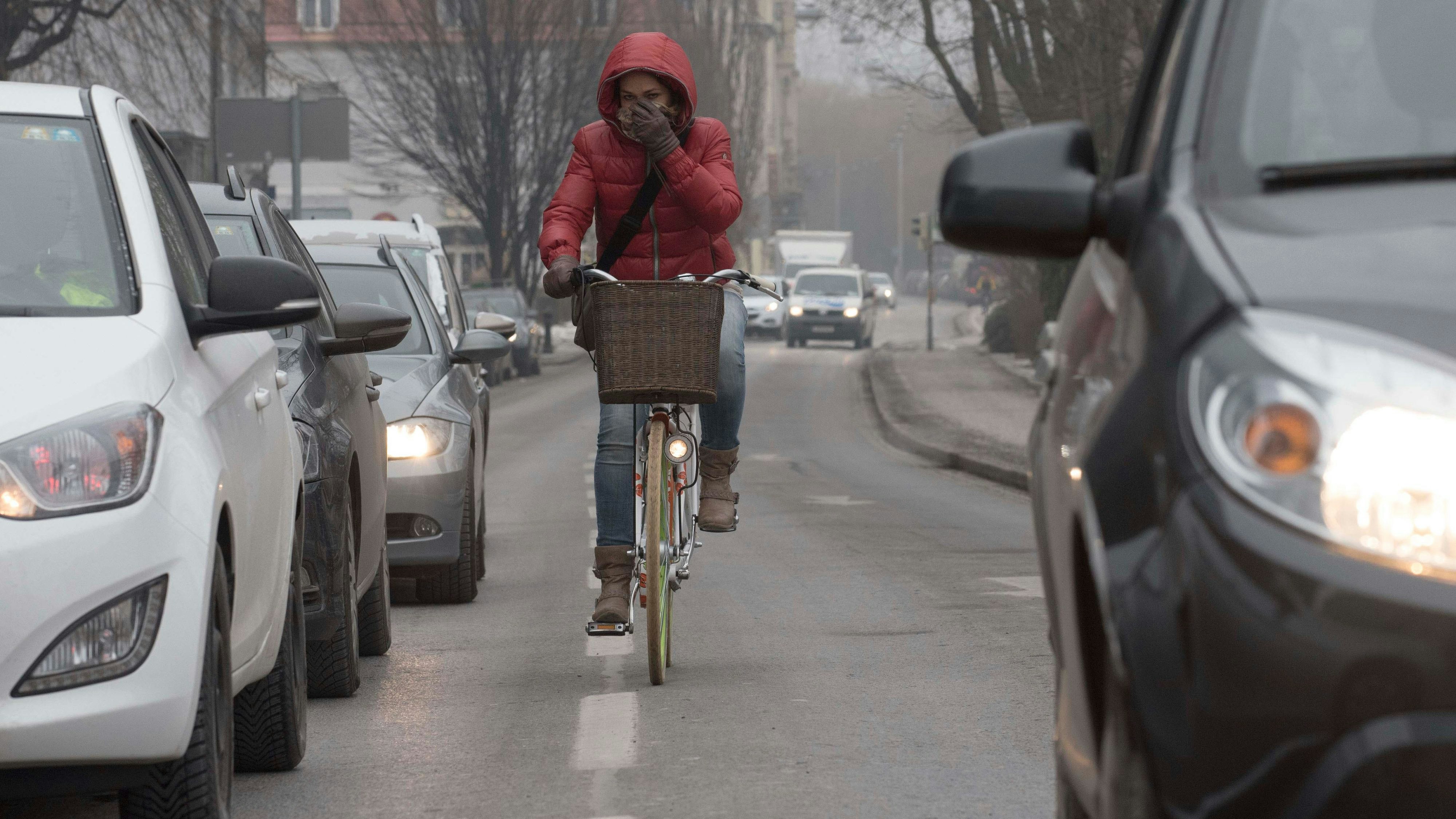 Fahrradfahrer sind derzeit besonders arm dran: Zwischen den Autokolonnen auf den Straßen wird die Luft zeitweise ganz schön dick