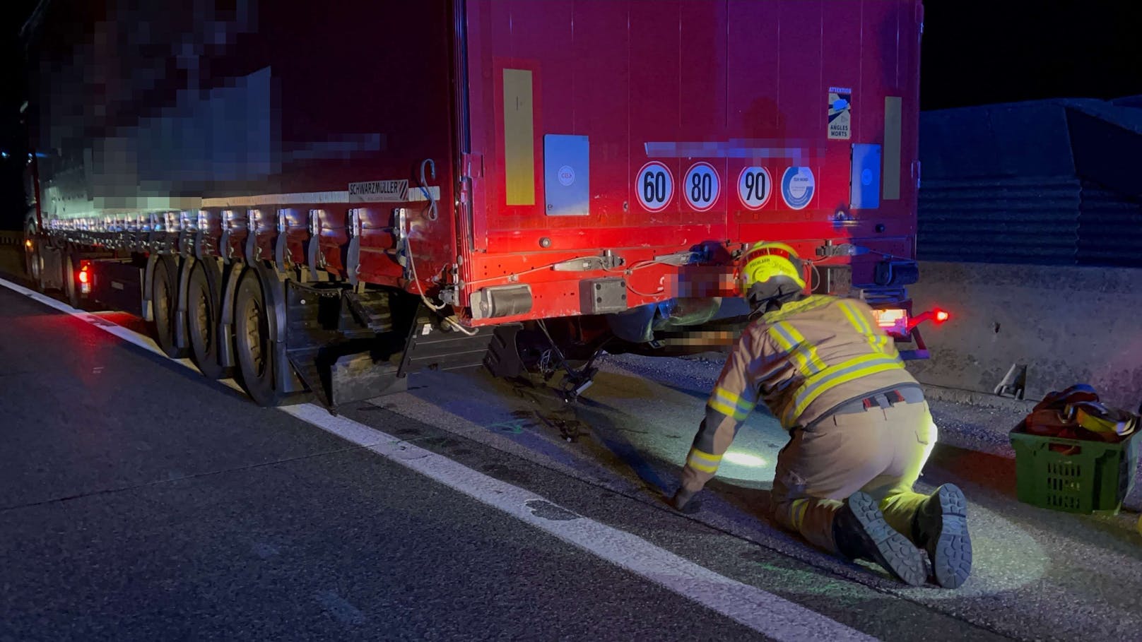 Der Auffahrunfall ereignete sich Dienstag auf der A1 in Fahrtrichtung Salzburg. Am Lkw lösten sich durch den Aufprall Teile.