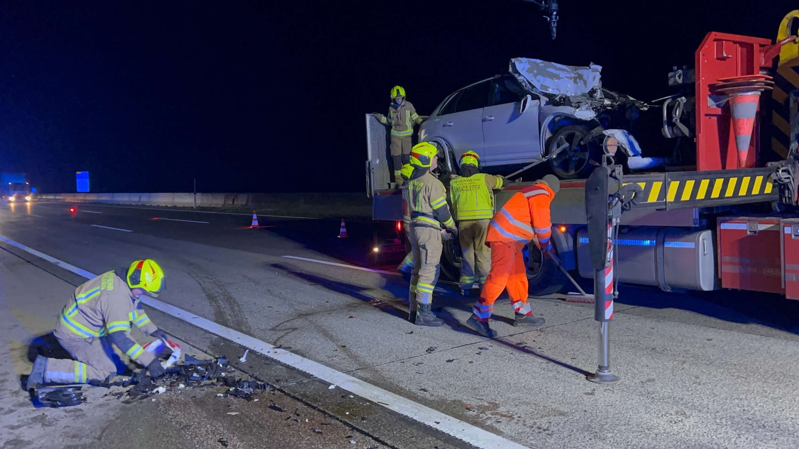 Der Auffahrunfall ereignete sich Dienstag auf der A1 in Fahrtrichtung Salzburg. Am Lkw lösten sich durch den Aufprall Teile.