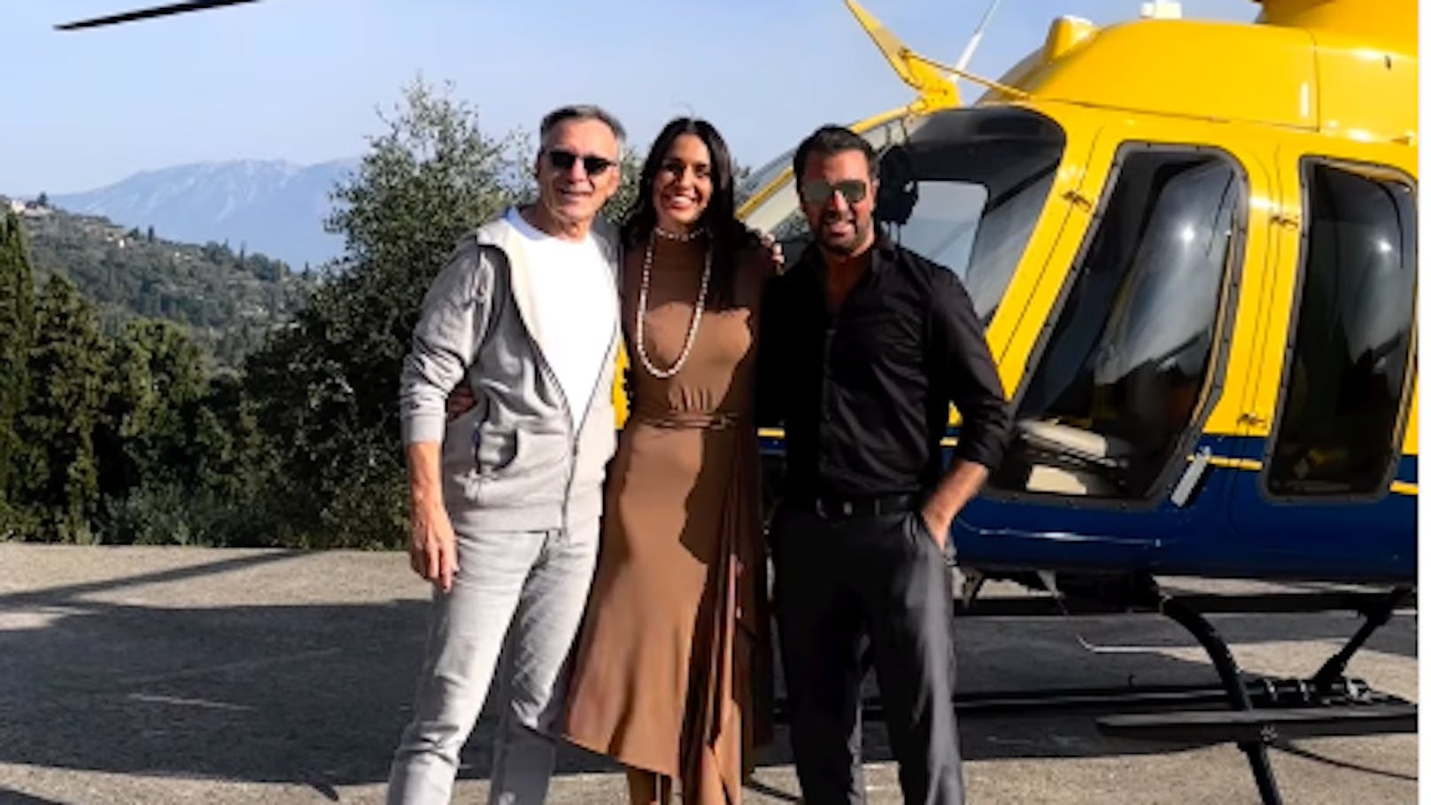 Georg Dornauer und Alessia Ambrosi mit Hotelbesitzer vor dem Heli.