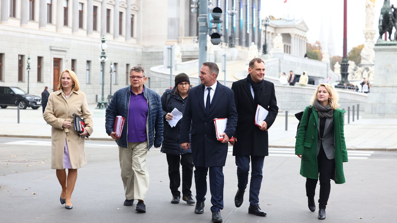 SPÖ-Chef Andreas Babler gemeinsam mit seinem Team auf den Weg zur finalen Sondierungsrunde mit der ÖVP.