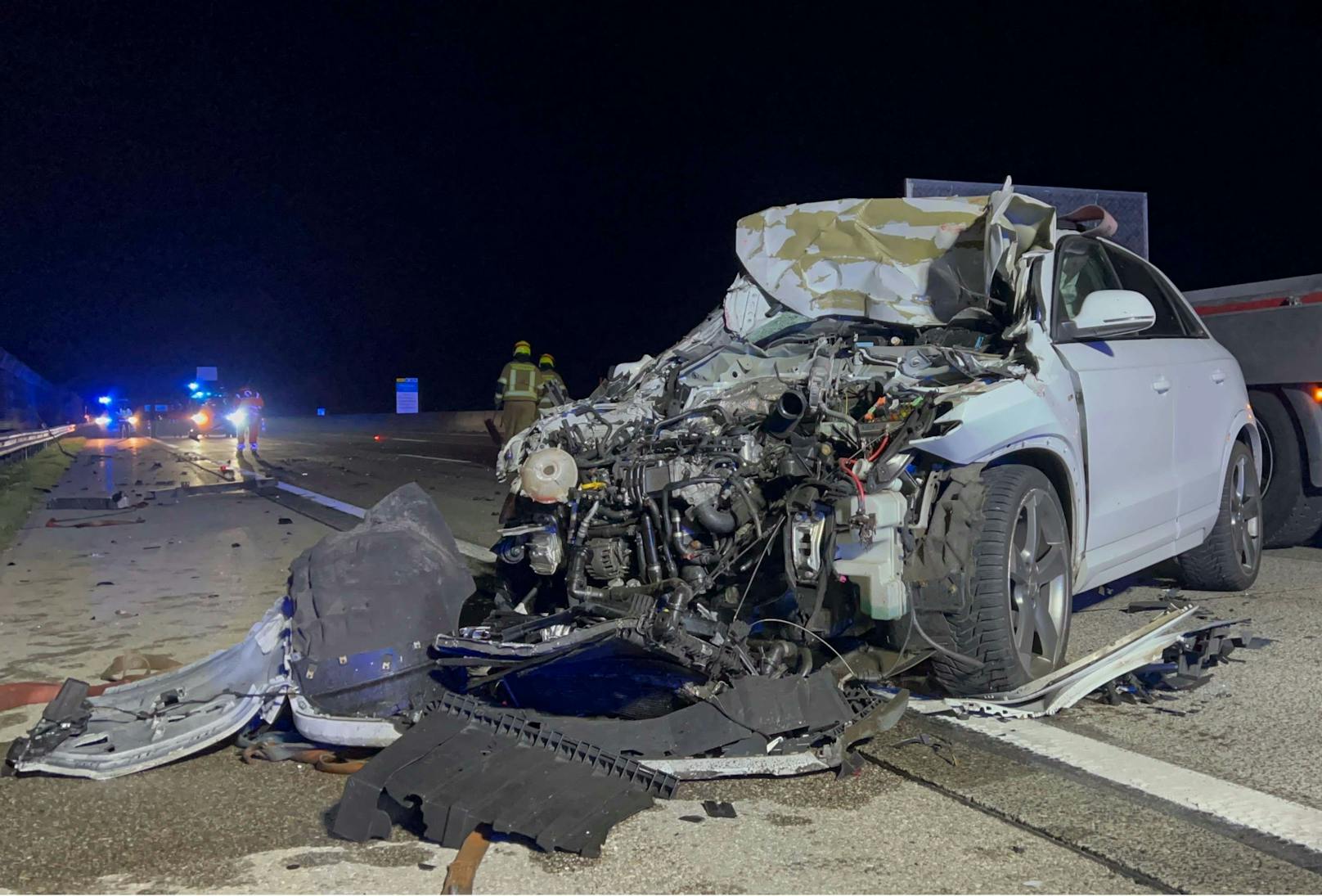 Der Auffahrunfall ereignete sich Dienstag auf der A1 in Fahrtrichtung Salzburg. Am Lkw lösten sich durch den Aufprall Teile.