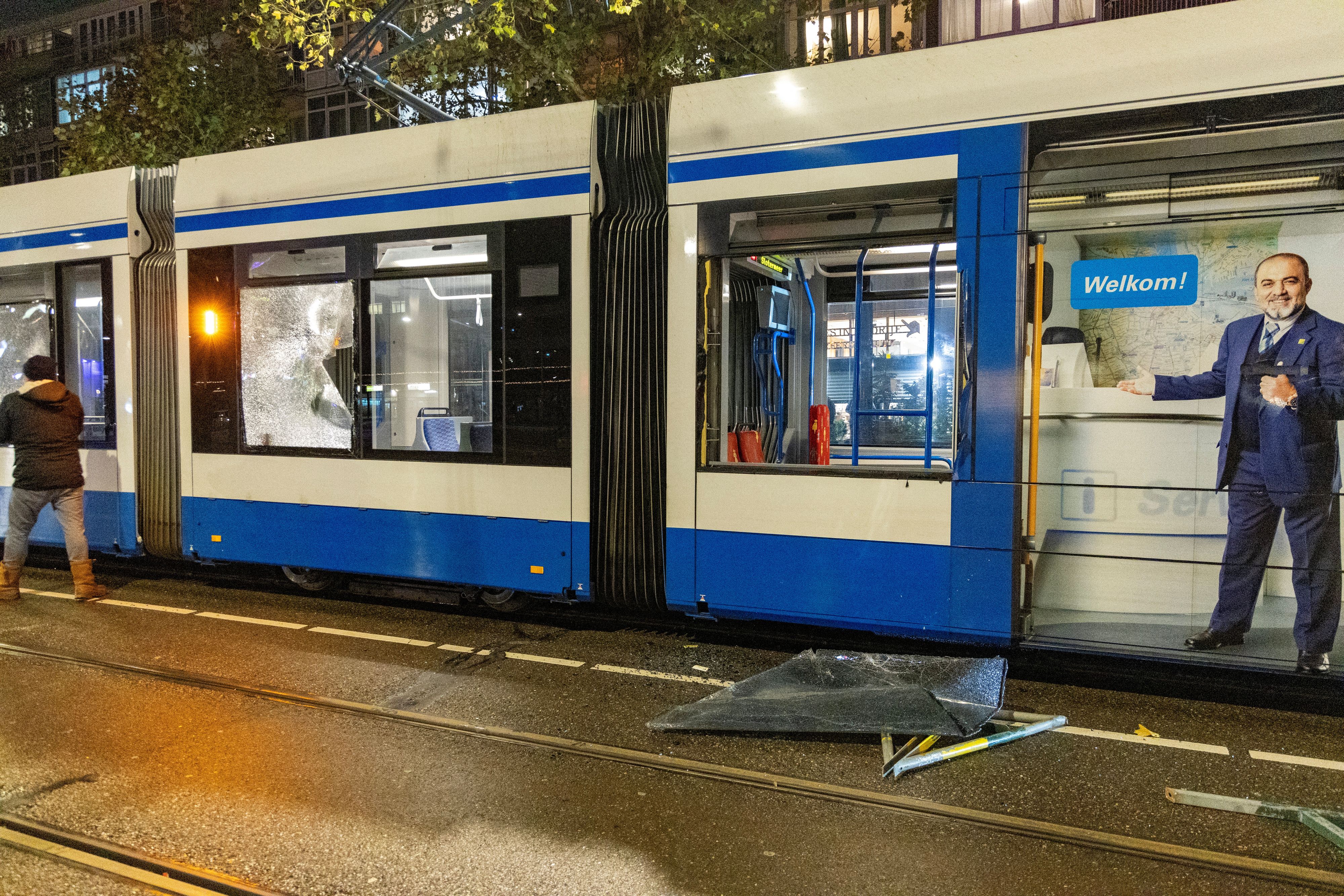 In der Nacht von Montag auf Dienstag randalierte eine Gruppe junger Männer im Westen Amsterdams. Dabei wurde unter anderem eine Straßenbahn angezündet und zerstört. Aufnahme von der Tatnacht am 11.November 2024.