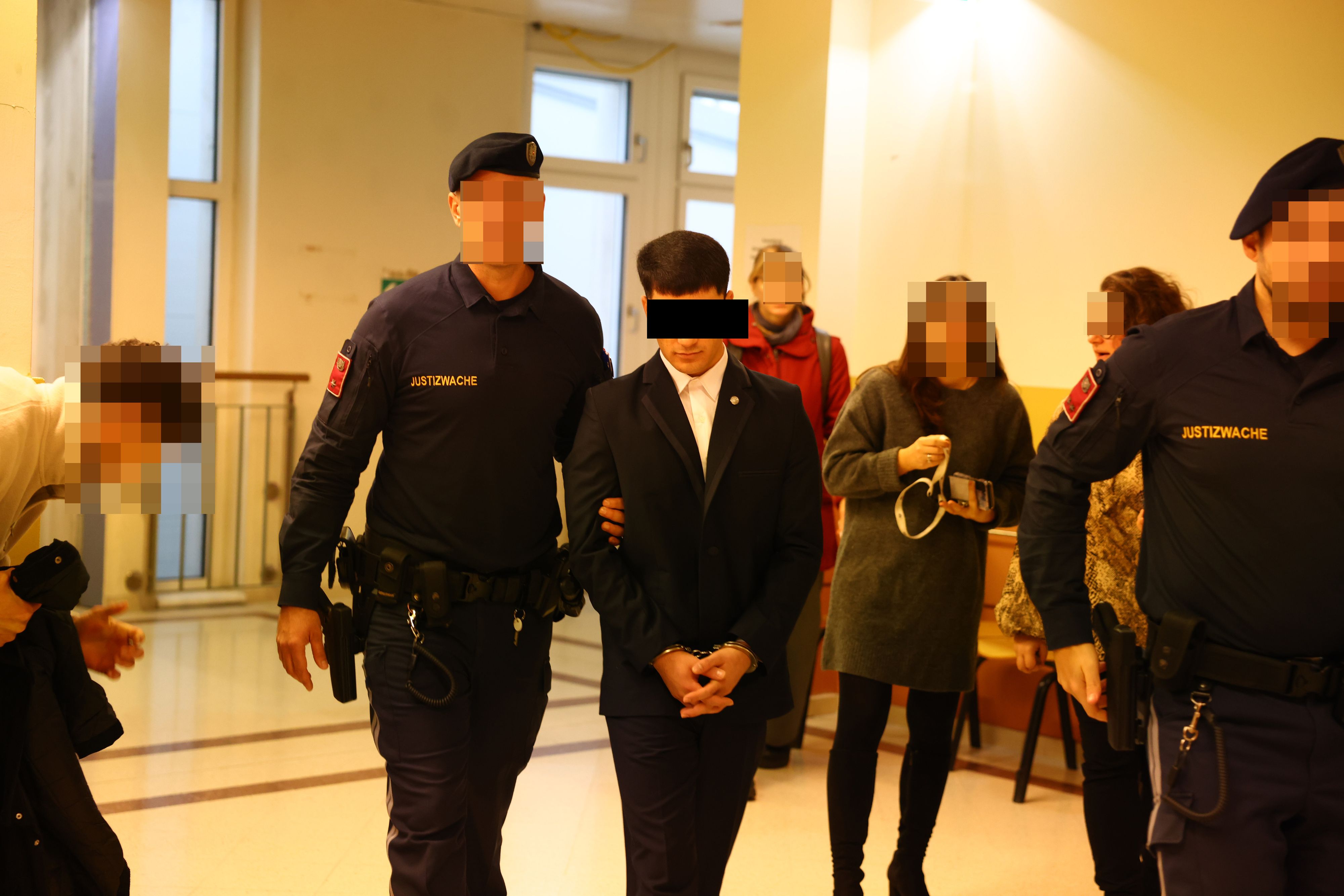 Der angeklagte Afghane (17) kam vor wenigen Jahren nach Österreich, im August 2024 stach er zu.