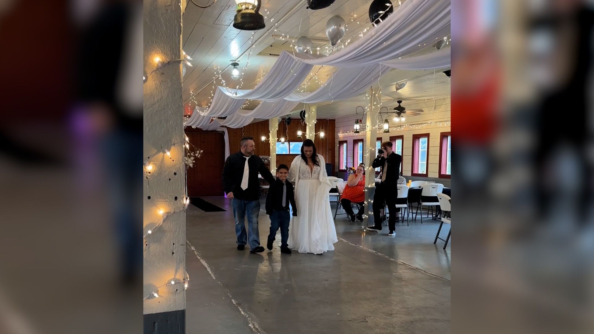 Trotz vieler Einladungen war Kalina Marie fast allein an ihrer Hochzeit – ihr Video geht viral.