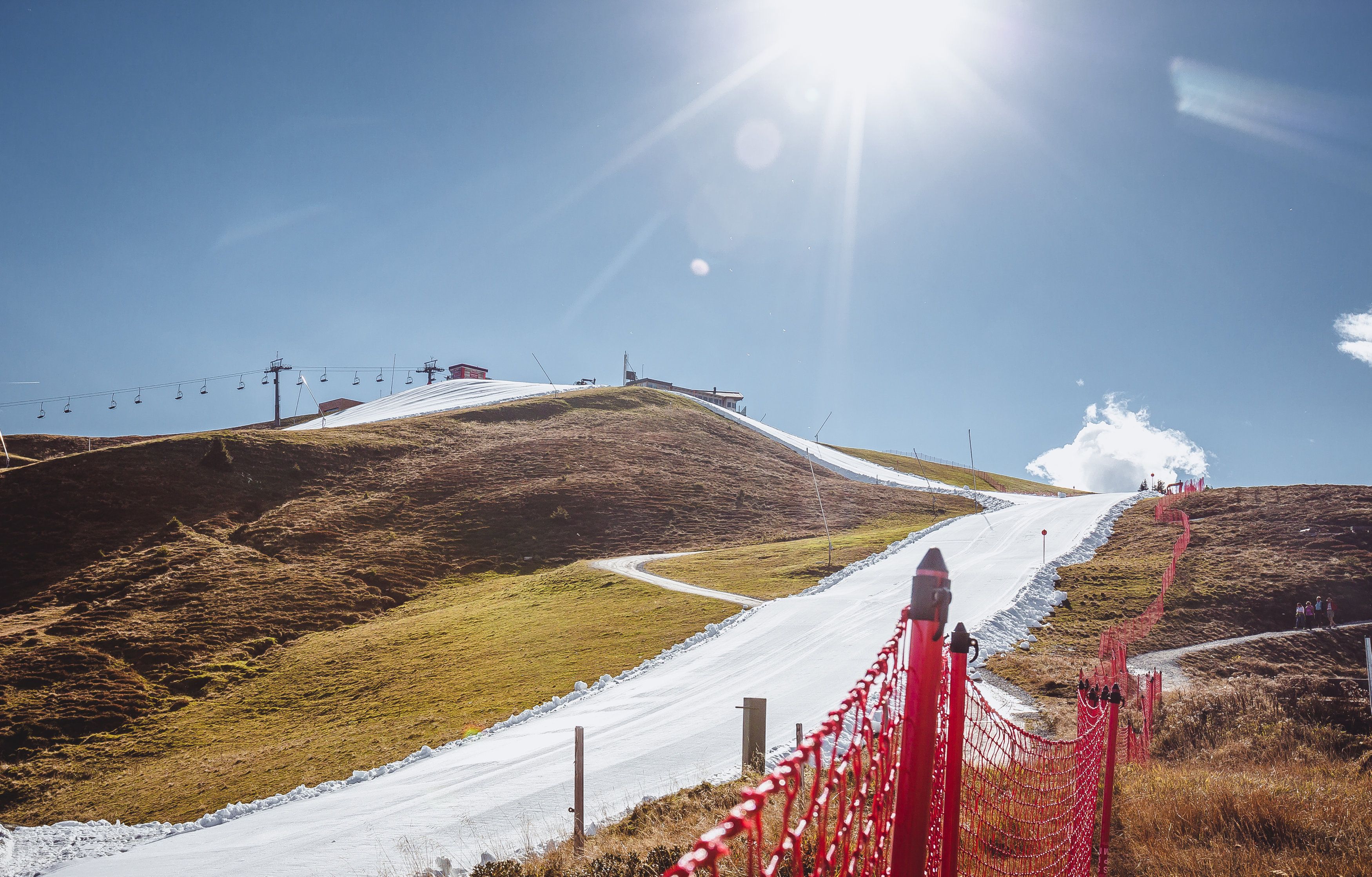 Der Resterkogel in den Kitzbüheler Alpen sorgt alljährlich für Aufsehen. 2018 (im Bild) wurde schon Anfang/Mitte Oktober mit dem Präparieren der strittigen Skipiste begonnen.