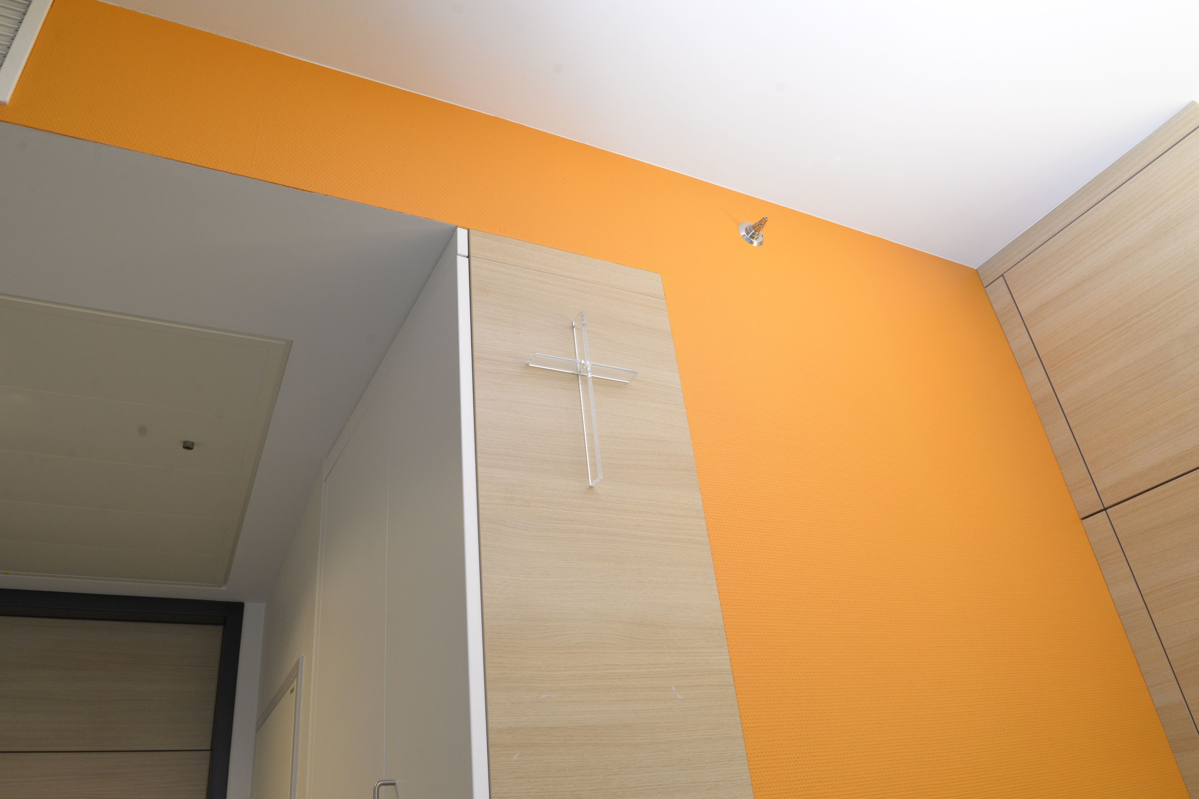 Glas statt Holz: So sehen die neuen Kreuze in den Spitälern aus. In St. Pölten wurden sie inzwischen schon montiert.