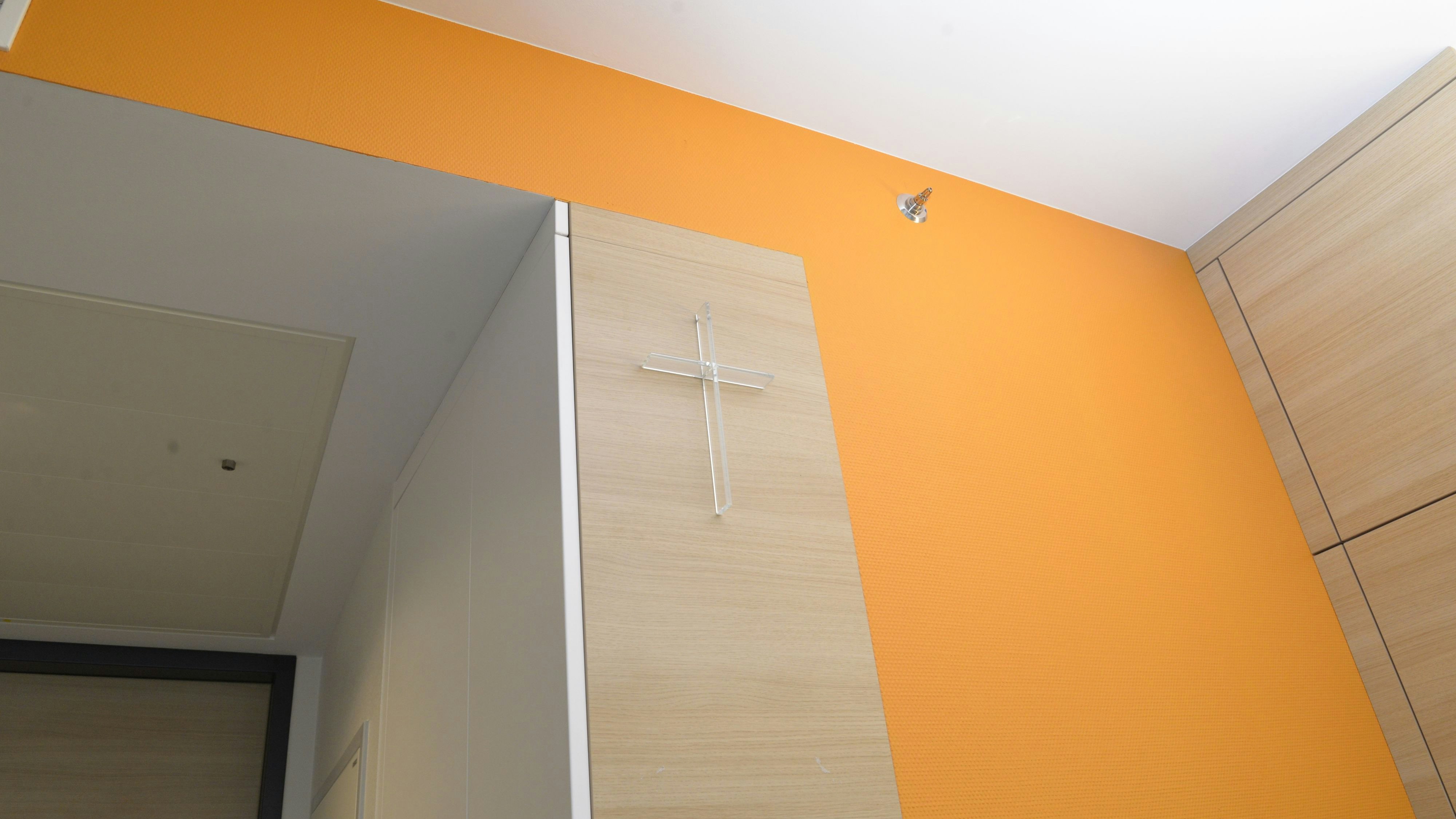 Glas statt Holz: So sehen die neuen Kreuze in den Spitälern aus