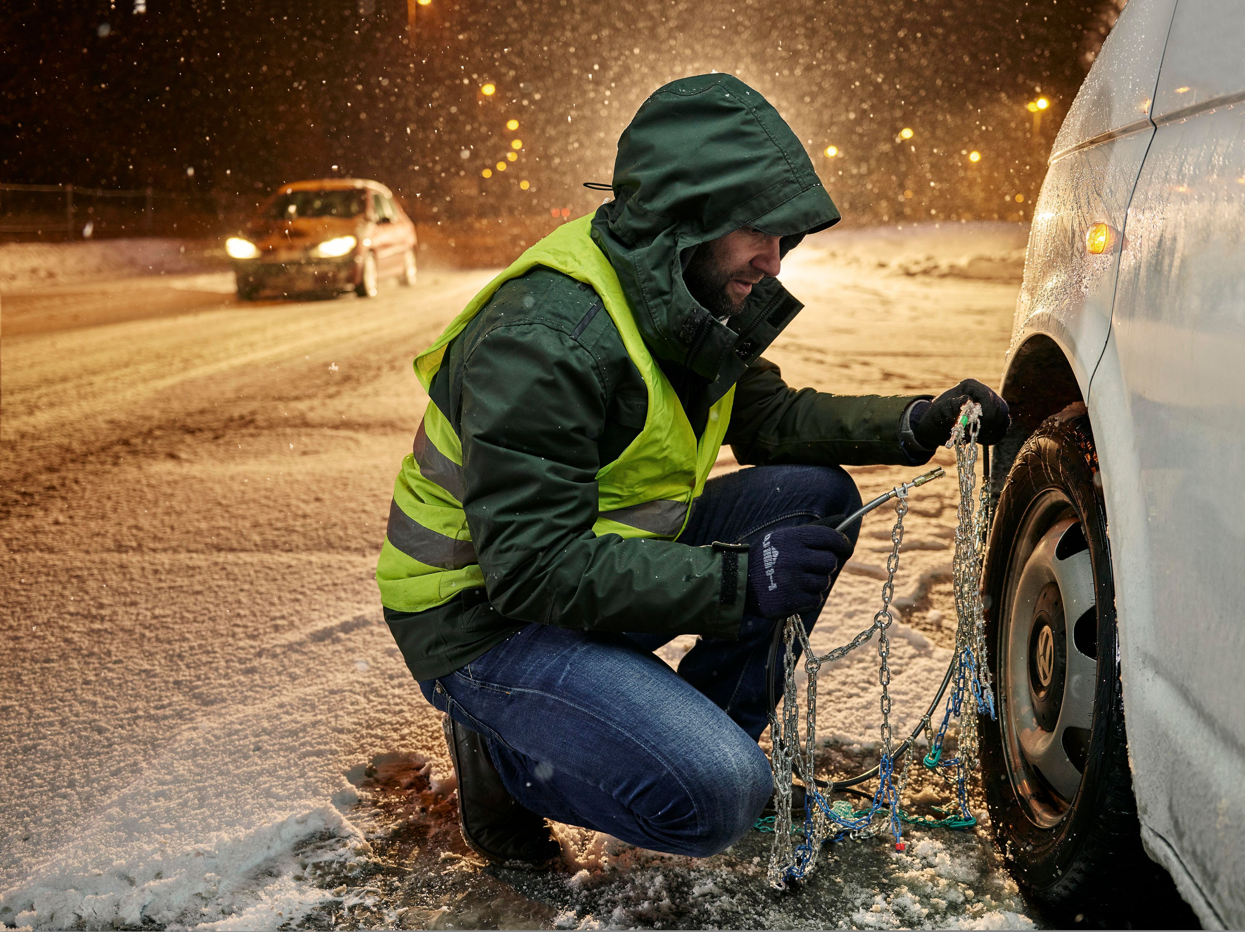 Wer es noch nicht getan hat, sollte dringend auf Winterreifen wechseln oder das Auto besser stehenlassen.