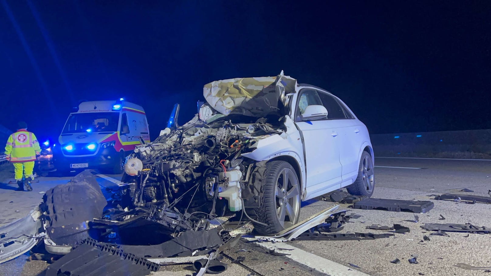 Der Auffahrunfall ereignete sich Dienstag auf der A1 in Fahrtrichtung Salzburg. Am Lkw lösten sich durch den Aufprall Teile.