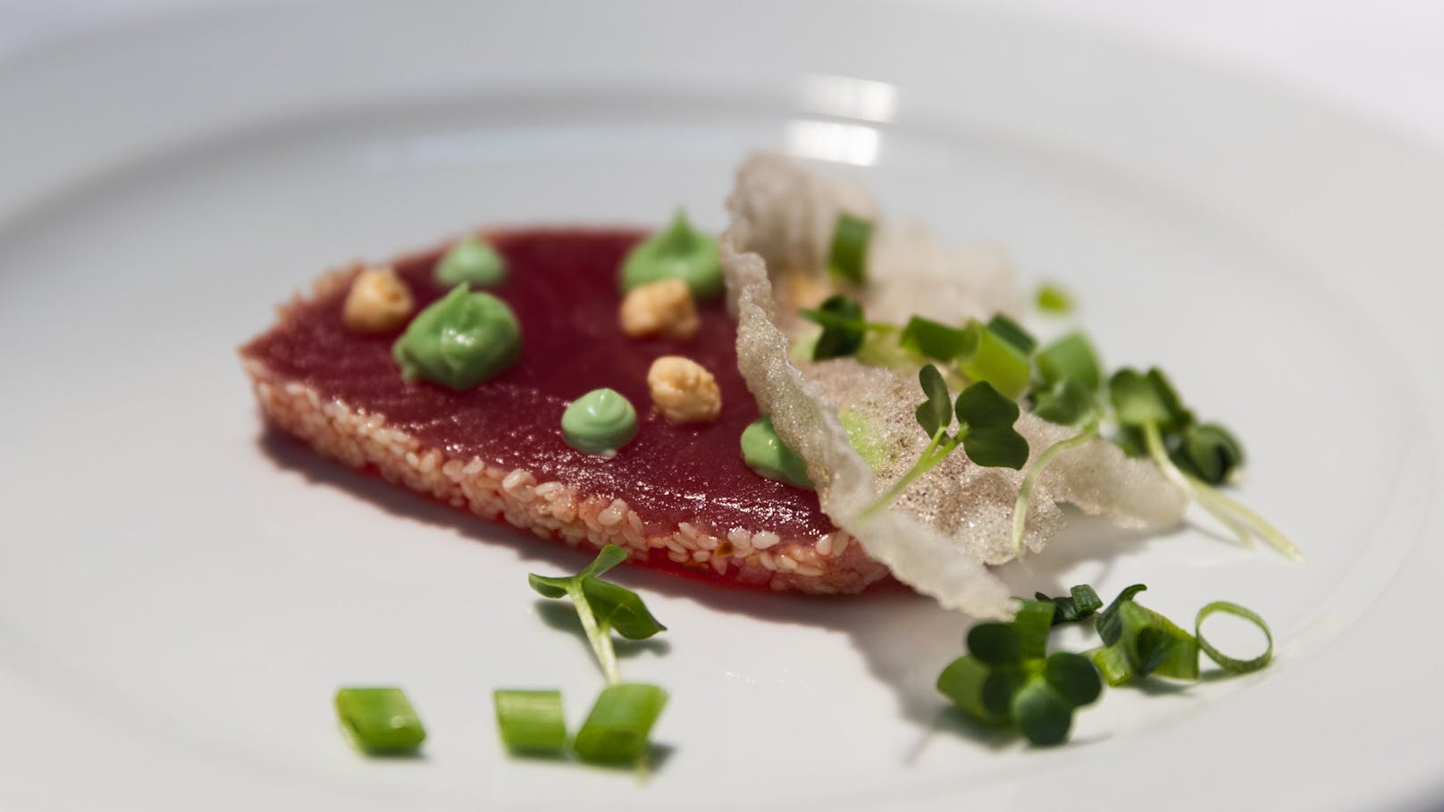 Tuna-Tataki mit Sesam, Miso, Avocado und Wasabi.