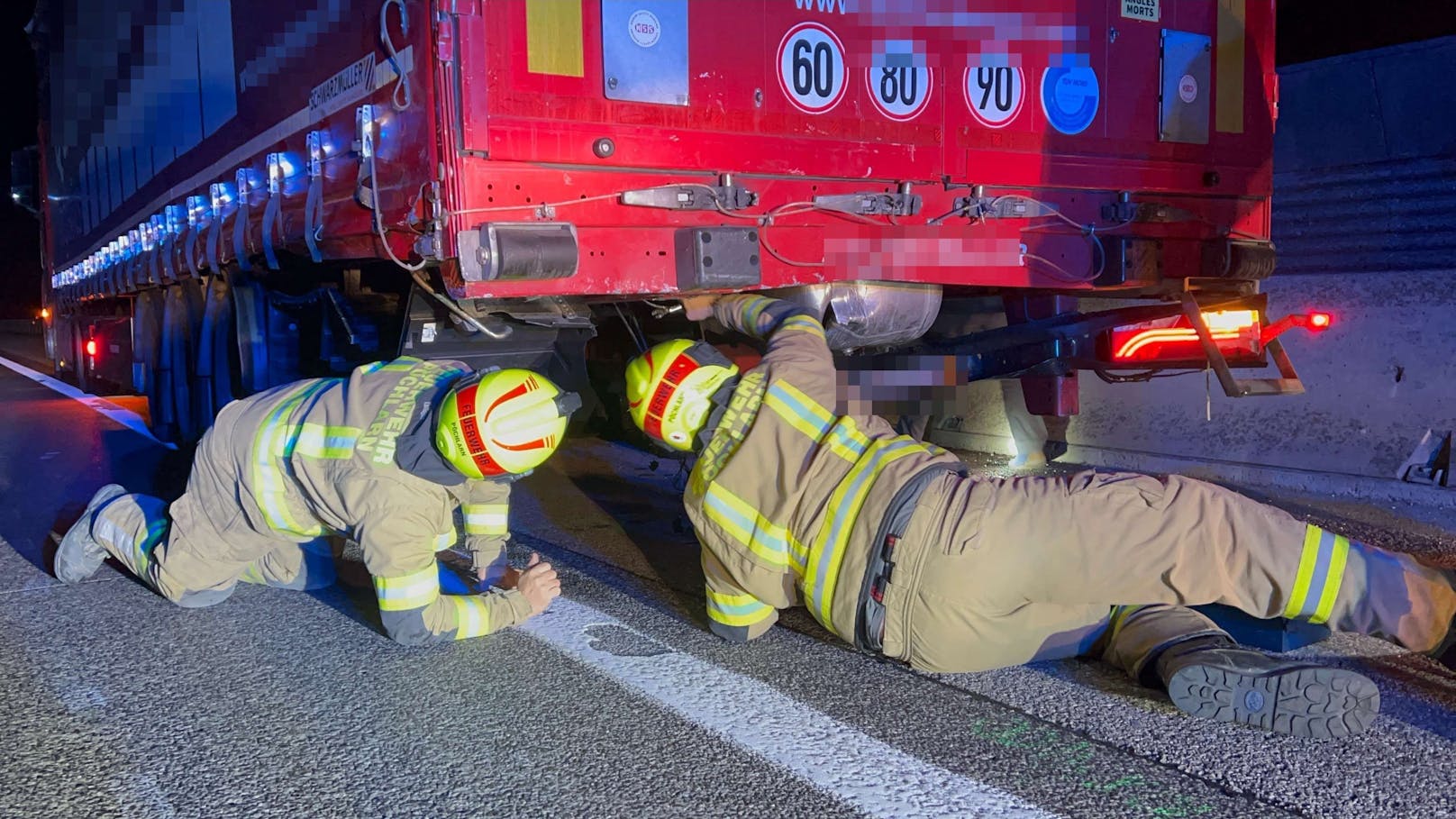 Der Auffahrunfall ereignete sich Dienstag auf der A1 in Fahrtrichtung Salzburg. Am Lkw lösten sich durch den Aufprall Teile.