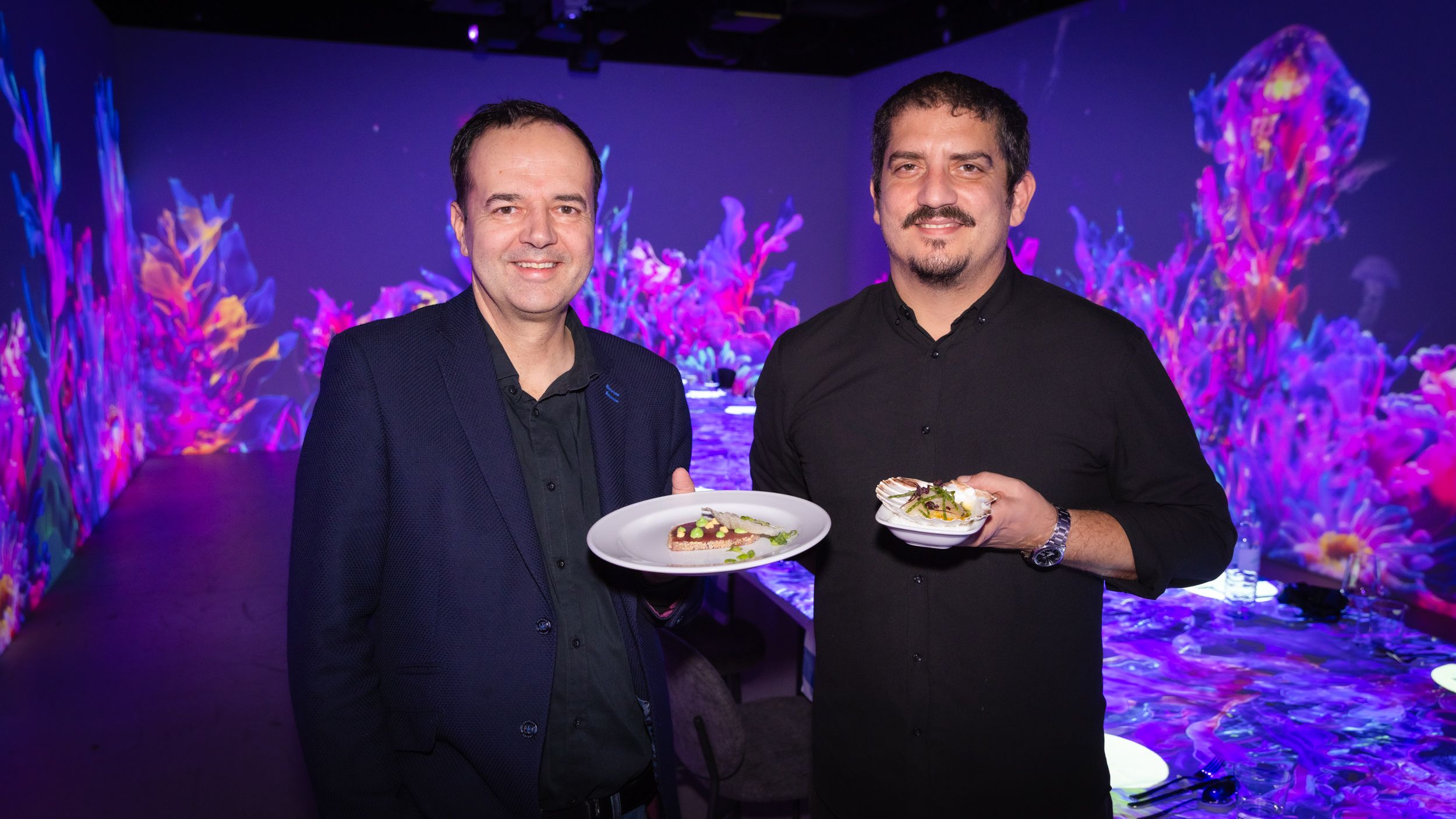 Markus Beyr und Mile Palikukovski (v.l.) präsentieren das 