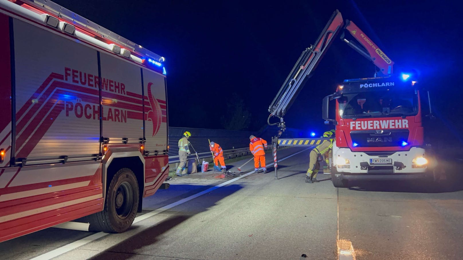 Der Auffahrunfall ereignete sich Dienstag auf der A1 in Fahrtrichtung Salzburg. Am Lkw lösten sich durch den Aufprall Teile.