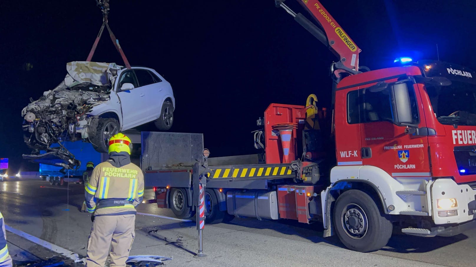 Der Auffahrunfall ereignete sich Dienstag auf der A1 in Fahrtrichtung Salzburg. Am Lkw lösten sich durch den Aufprall Teile.