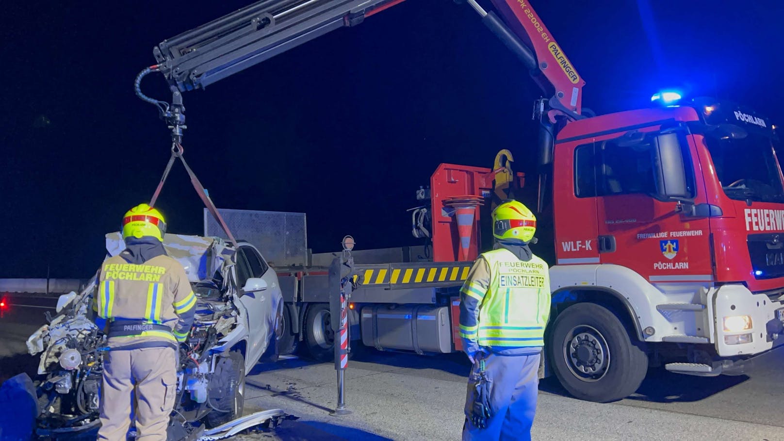 Der Auffahrunfall ereignete sich Dienstag auf der A1 in Fahrtrichtung Salzburg. Am Lkw lösten sich durch den Aufprall Teile.