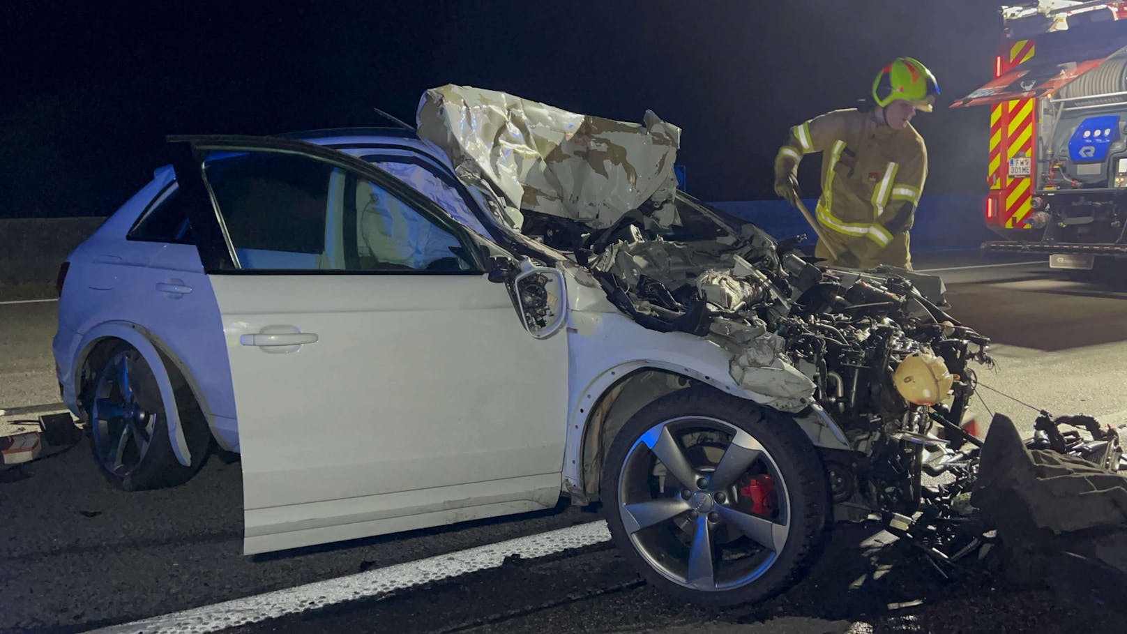 Der Auffahrunfall ereignete sich Dienstag auf der A1 in Fahrtrichtung Salzburg. Am Lkw lösten sich durch den Aufprall Teile.