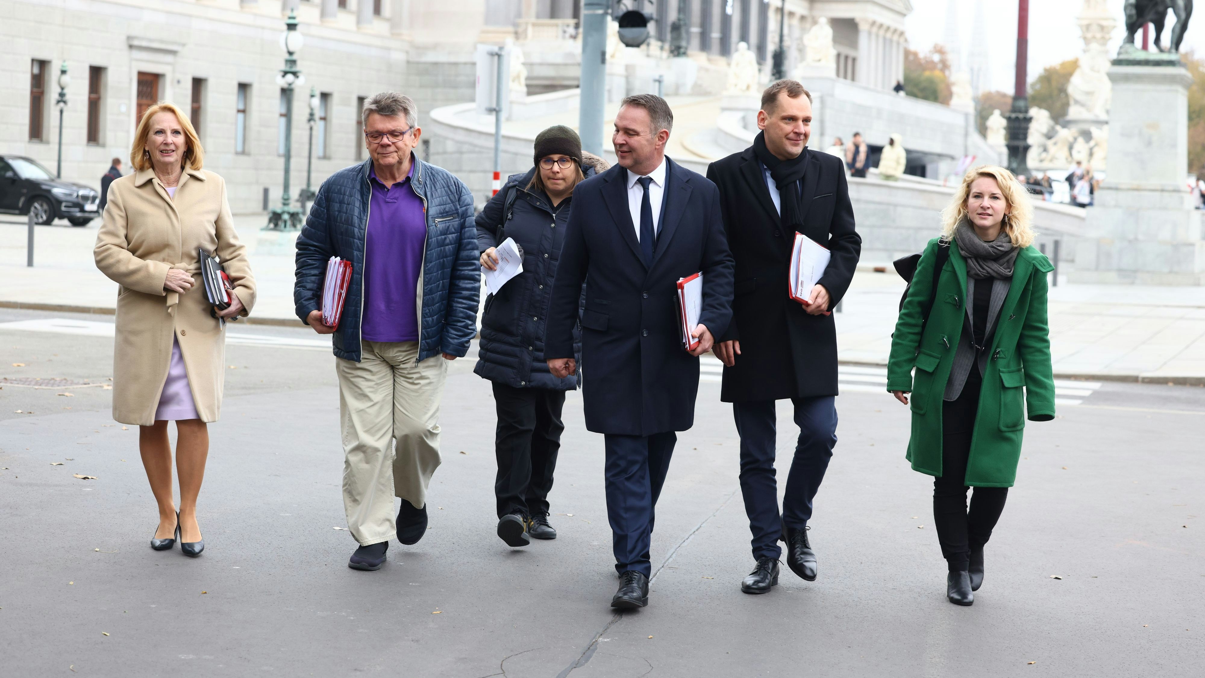 Das SPÖ-Team am Weg vom Parlament ins Palais Epstein ....