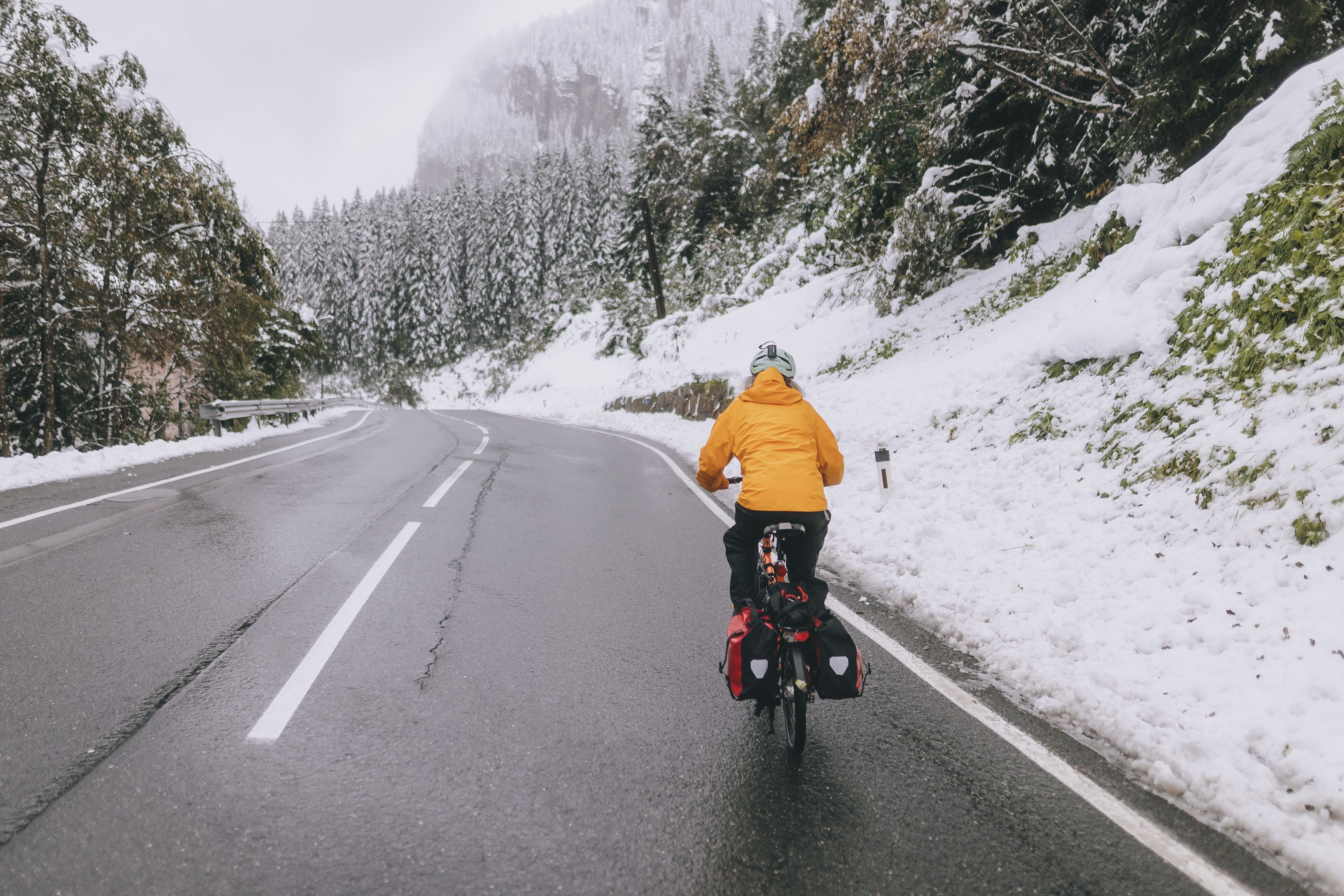 Ein Radfahrer auf der Straße bei winterlichen Bedingungen. (Symbolbild)