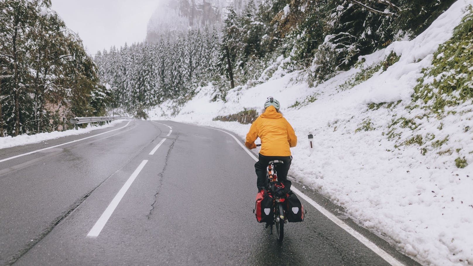 Ein Radfahrer auf der Straße bei winterlichen Bedingungen. (Symbolbild)