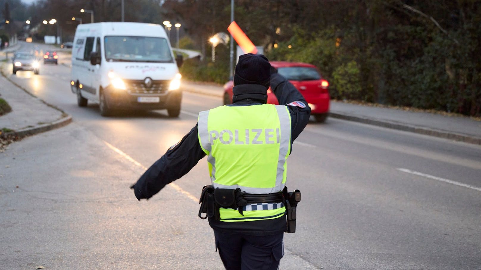 Polizei verteilt Flugzettel statt Strafzettel