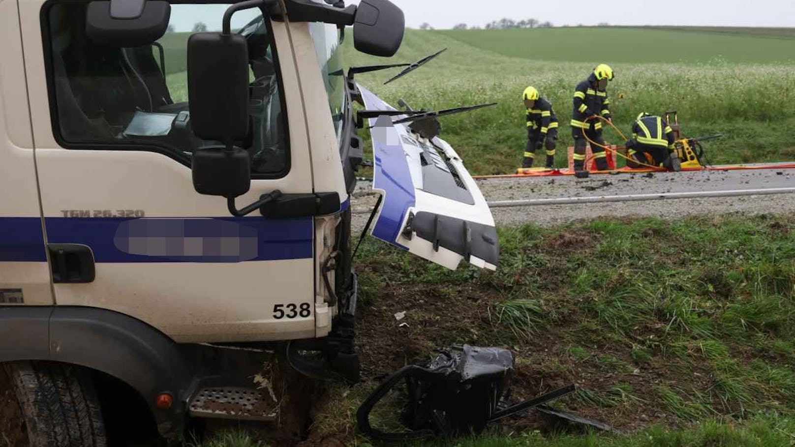 Der Lenker wurde laut Polizei aus seinem Wagen geschleudert.