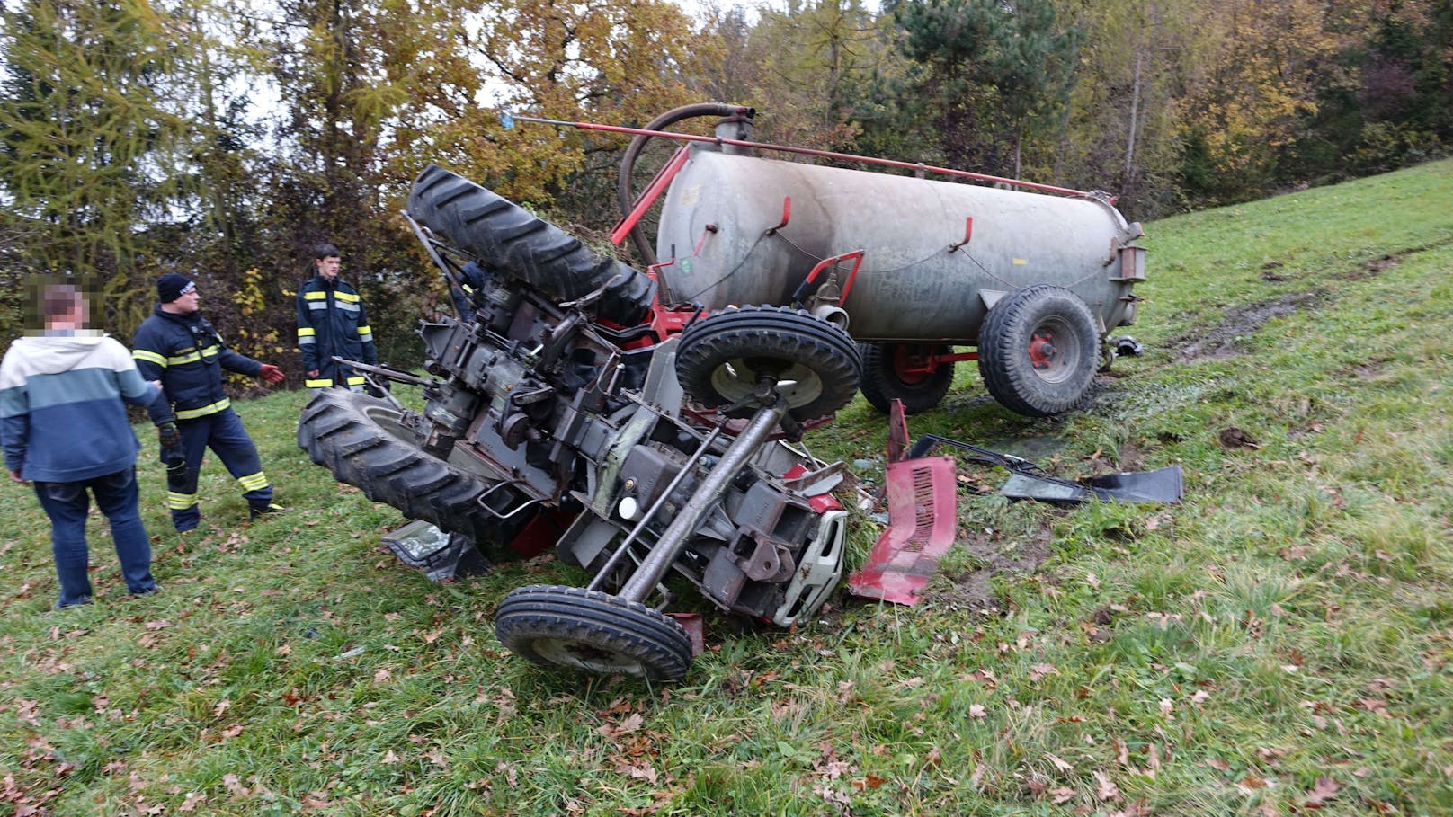 Nachdem er mit seinem Traktor Abstürzte, kämpft sich der Mann schwer verletzt zur Bundesstraße