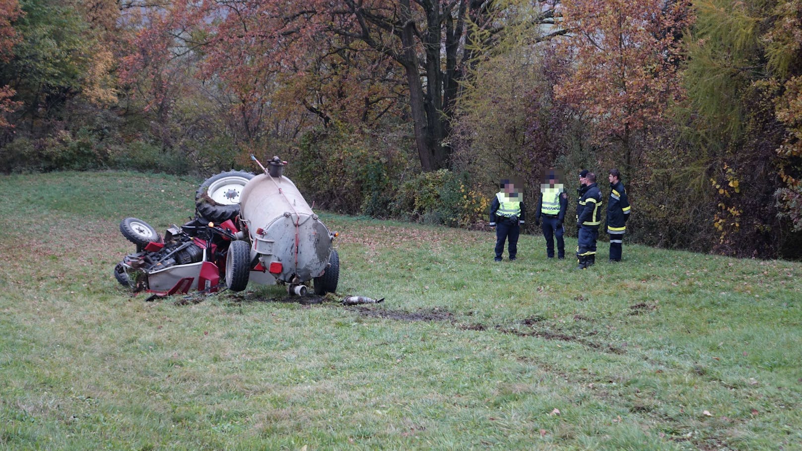 Nachdem er mit seinem Traktor Abstürzte, kämpft sich der Mann schwer verletzt zur Bundesstraße