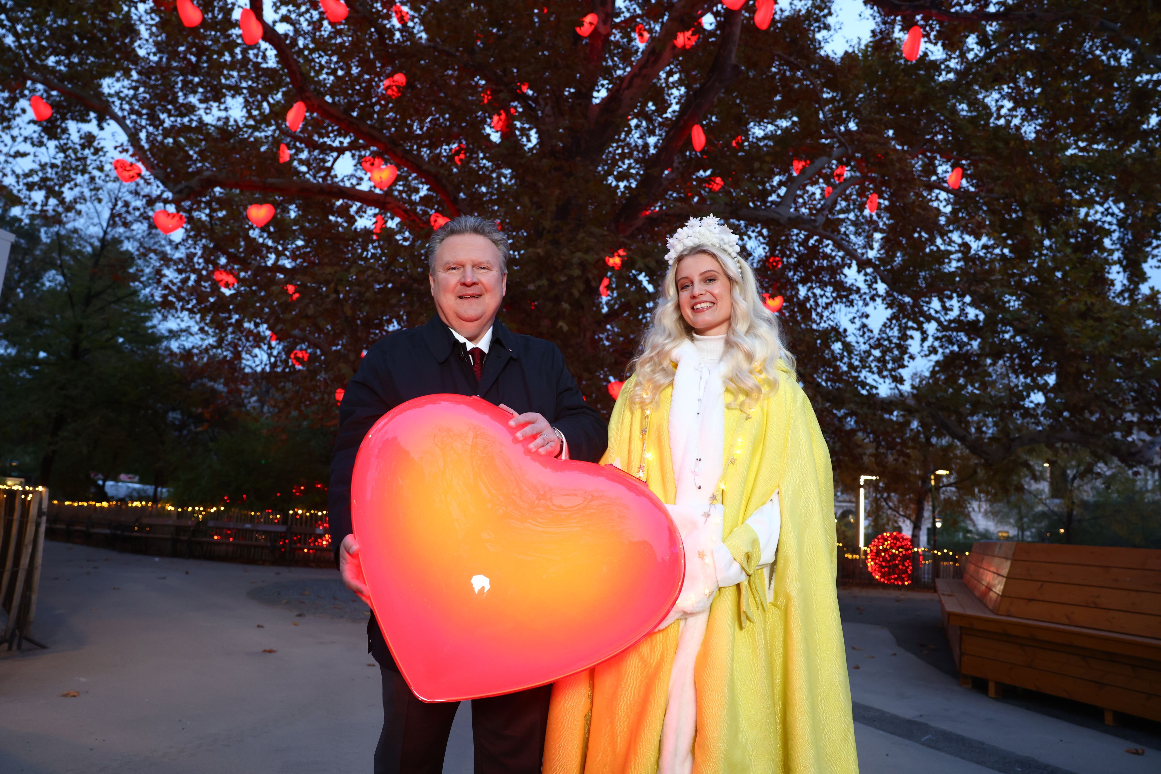 Bürgermeister mit Michael Ludwig mit Christkind Lena (23) vor dem Herzerlbaum