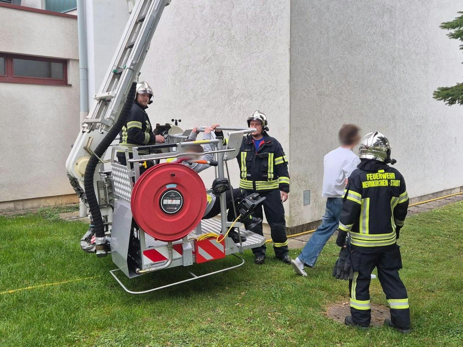 Großeinsatz nach Säureaustritt in Schule in Neunkirchen