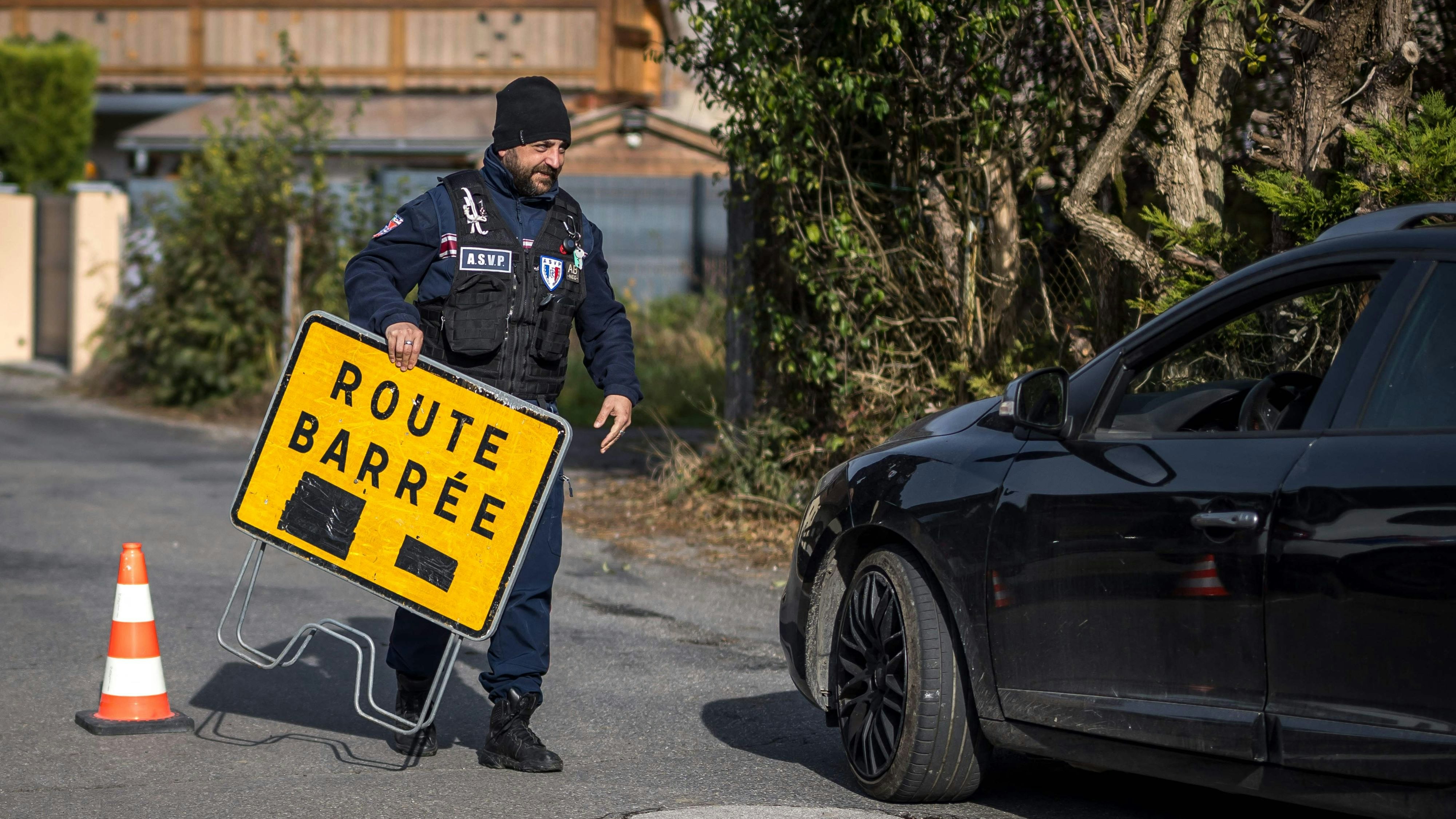Download von www.picturedesk.com am 13.11.2024 (16:28).  A surveillance officer closes the road to the hamlet above Taninges, French Alps, where three children were found dead the day before, on November 13, 2024. Three children from a blended family living in Taninges, Haute-Savoie, were found dead on November 12, 2024 and their mother, described as depressive, remained missing and was still "actively sought". (Photo by Fabrice COFFRINI / AFP) - 20241113_PD2610 - Rechteinfo: Rights Managed (RM) Nur für redaktionelle Nutzung! Werbliche Nutzung erfordert Freigabe: bitte schicken Sie uns eine Anfrage.