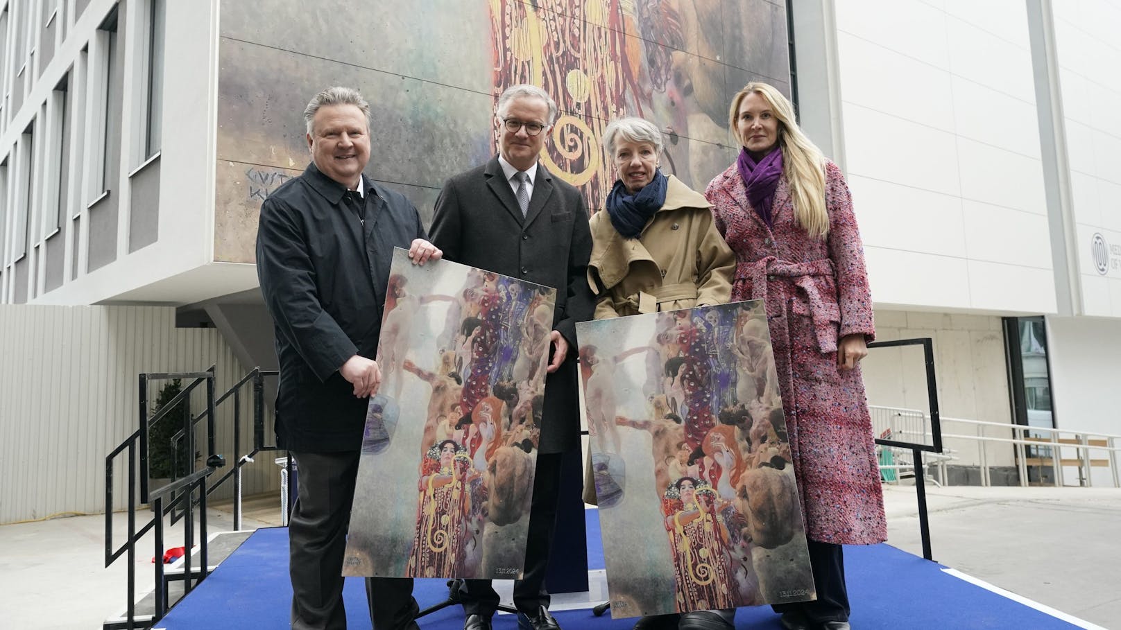 Klimts "Die Medizin" mit KI auf der MedUni-Fassade