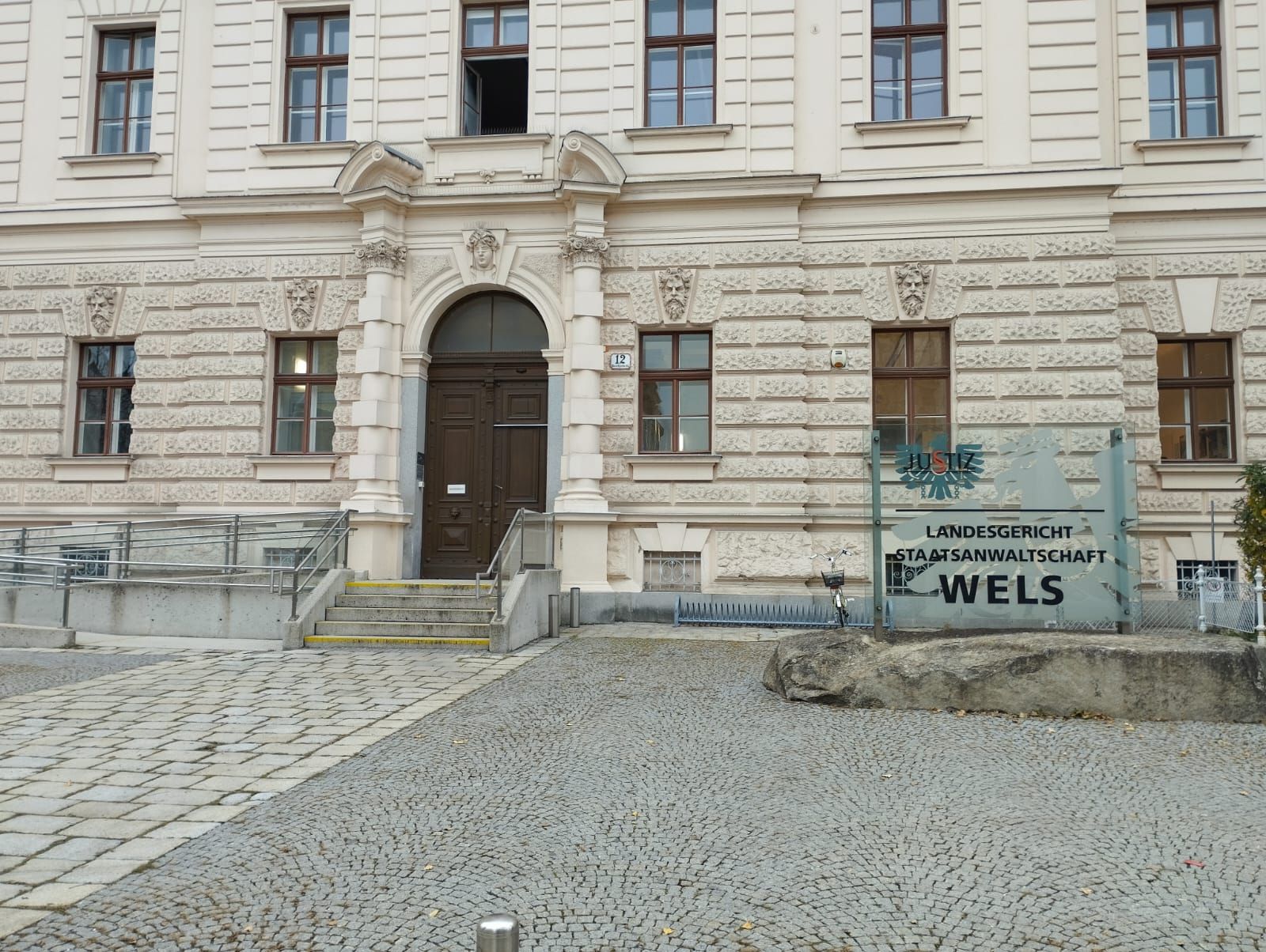 Der 57-Jährige musste sich am Montag in Wels vor einem Geschworenensenat verantworten.