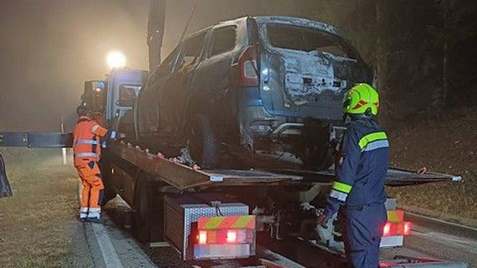 Das ausgebrannte Auto wurde abgeschleppt