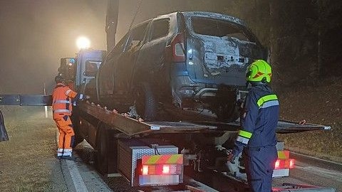 Das ausgebrannte Auto wurde abgeschleppt