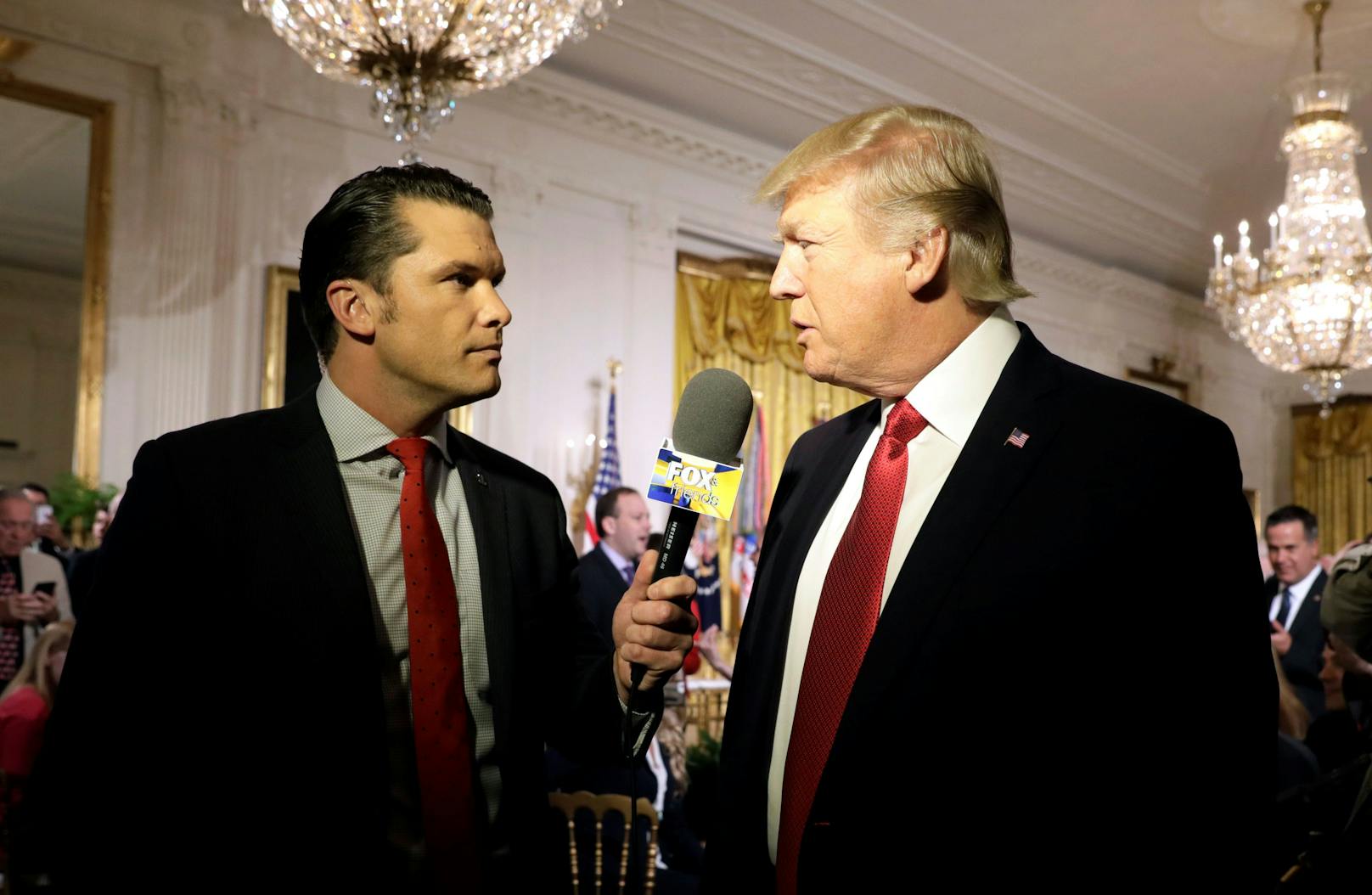 TV-Moderator <strong>Pete Hegseth</strong> (44) wird US-Verteidigungsminister. Über politische Erfahrung verfügt der Fox News-Host nicht, weshalb Sicherheits-Insider und Politiker auf allen Seiten von der Berufung überrascht sind. Er arbeitet seit 2014 für den TV-Sender, wo er eine Freundschaft mit Trump entwickelte, der regelmäßig in der Sendung auftrat.