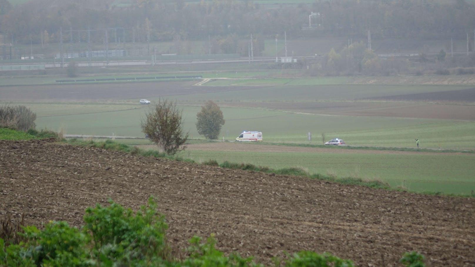 Nachdem er mit seinem Traktor Abstürzte, kämpft sich der Mann schwer verletzt zur Bundesstraße