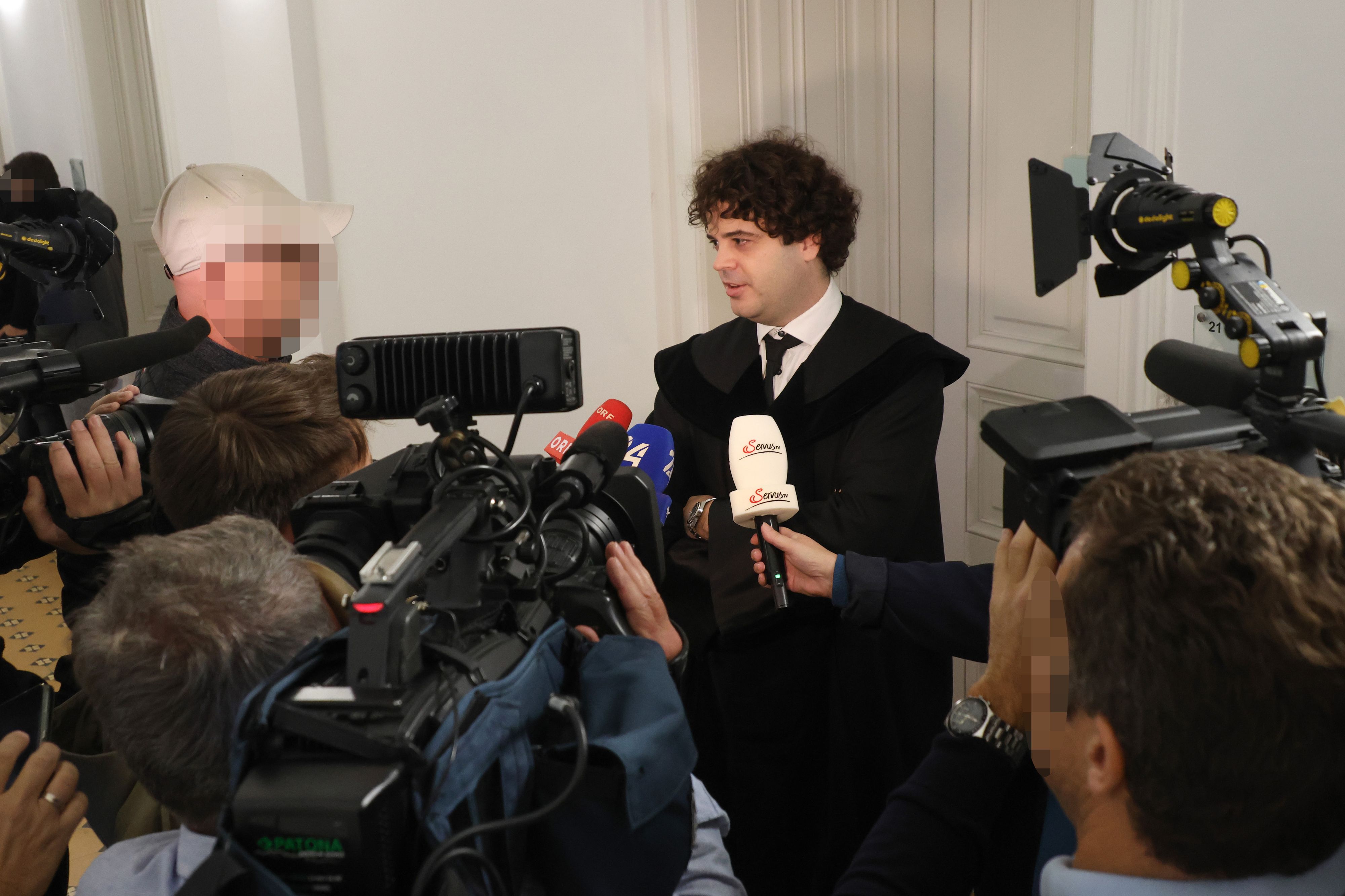 Großes Medieninteresse am Mittwoch beim Prozess gegen drei junge Oberösterreicher in Wels. Zu sehen: Der Verteidiger des 25-jährigen Beschuldigten.