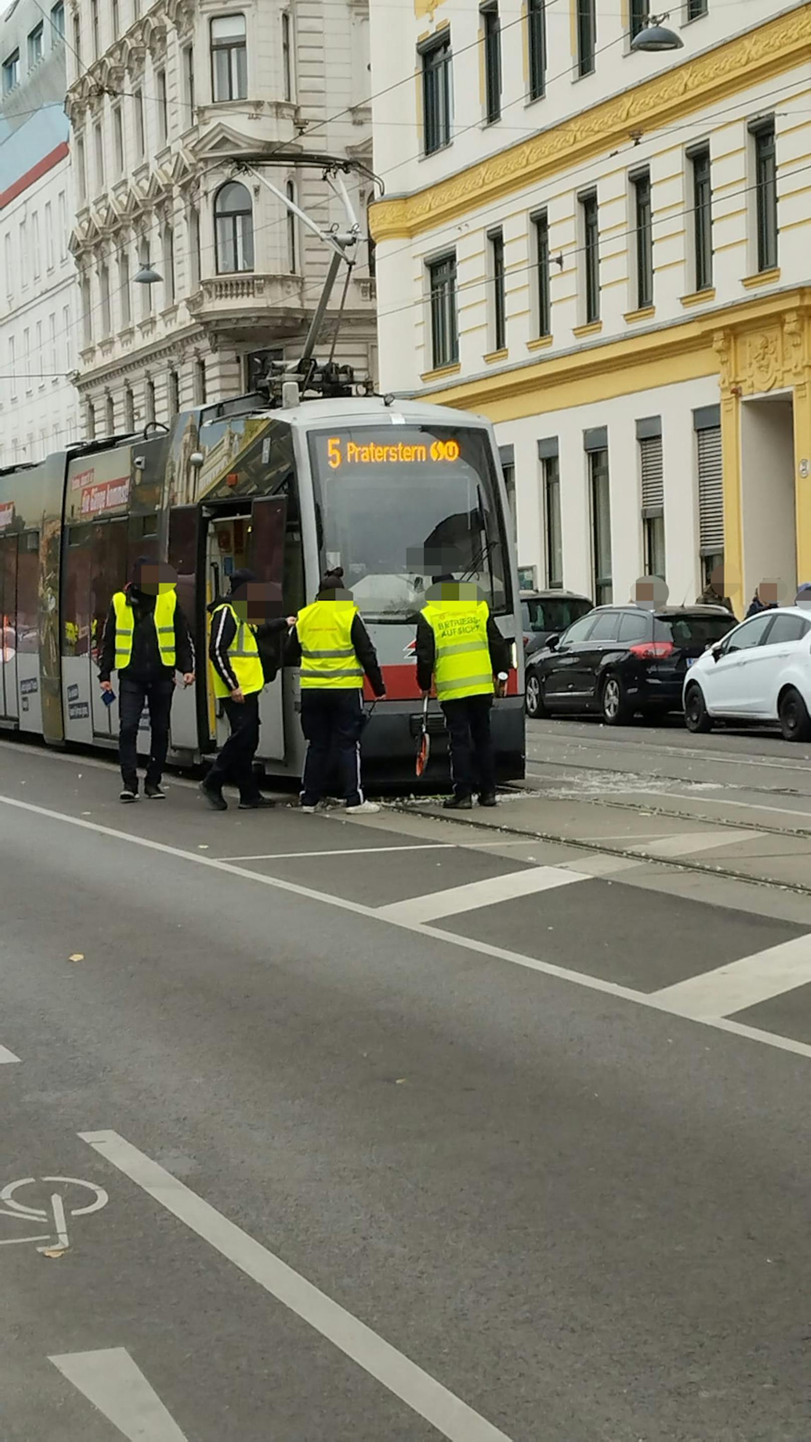 Radfahrerin von Bim erfasst, Ärzte kämpfen um ihr Leben